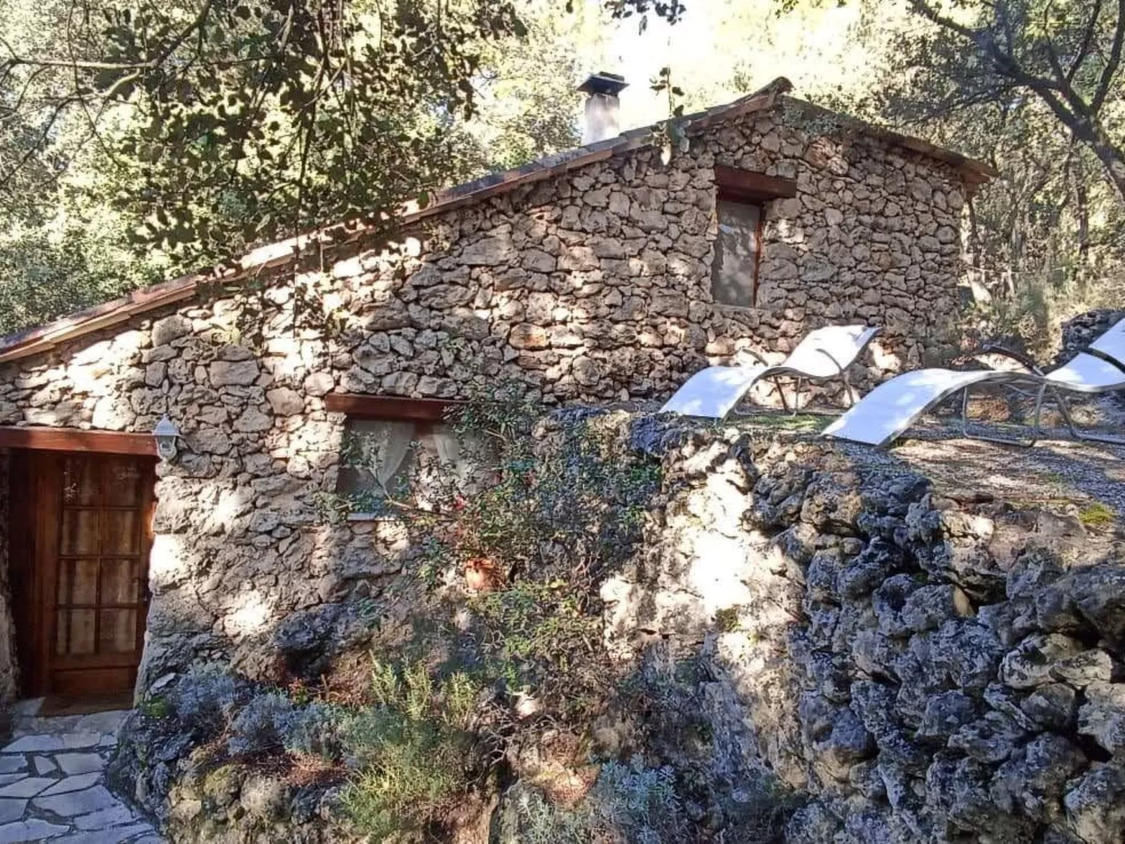 In Sillans-La-Cascade mit Garten-Buiten