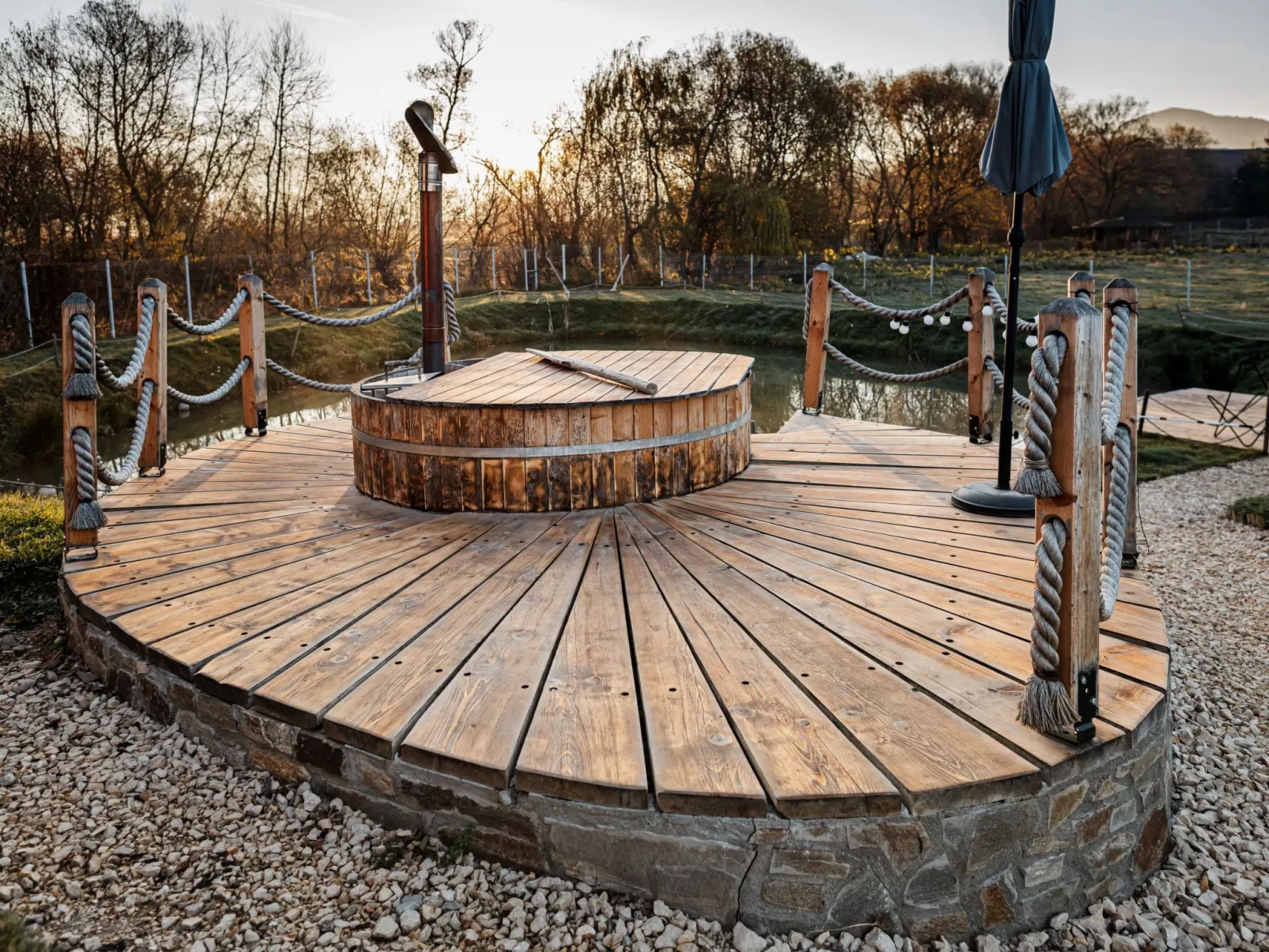 Kleines Haus mit Werkstatt-Buiten