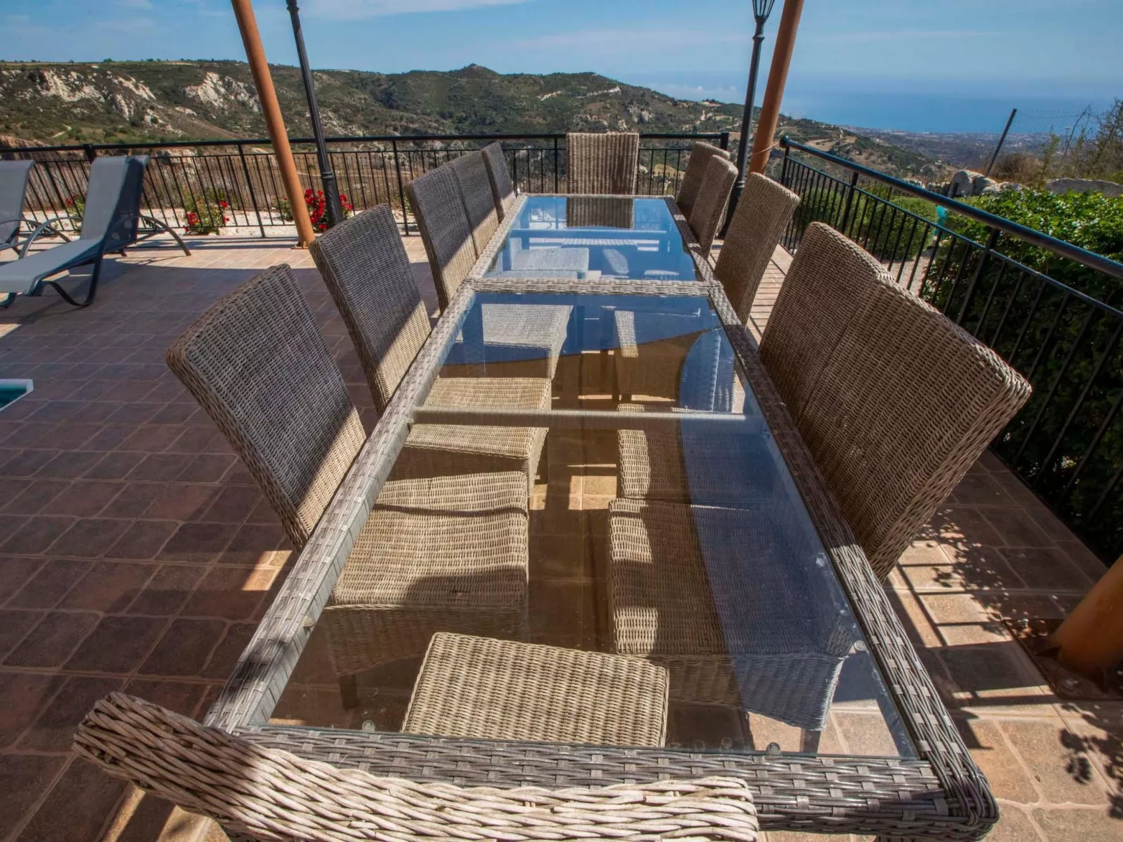 Villa mit Blick auf die Berge und Whirlpool-Buiten