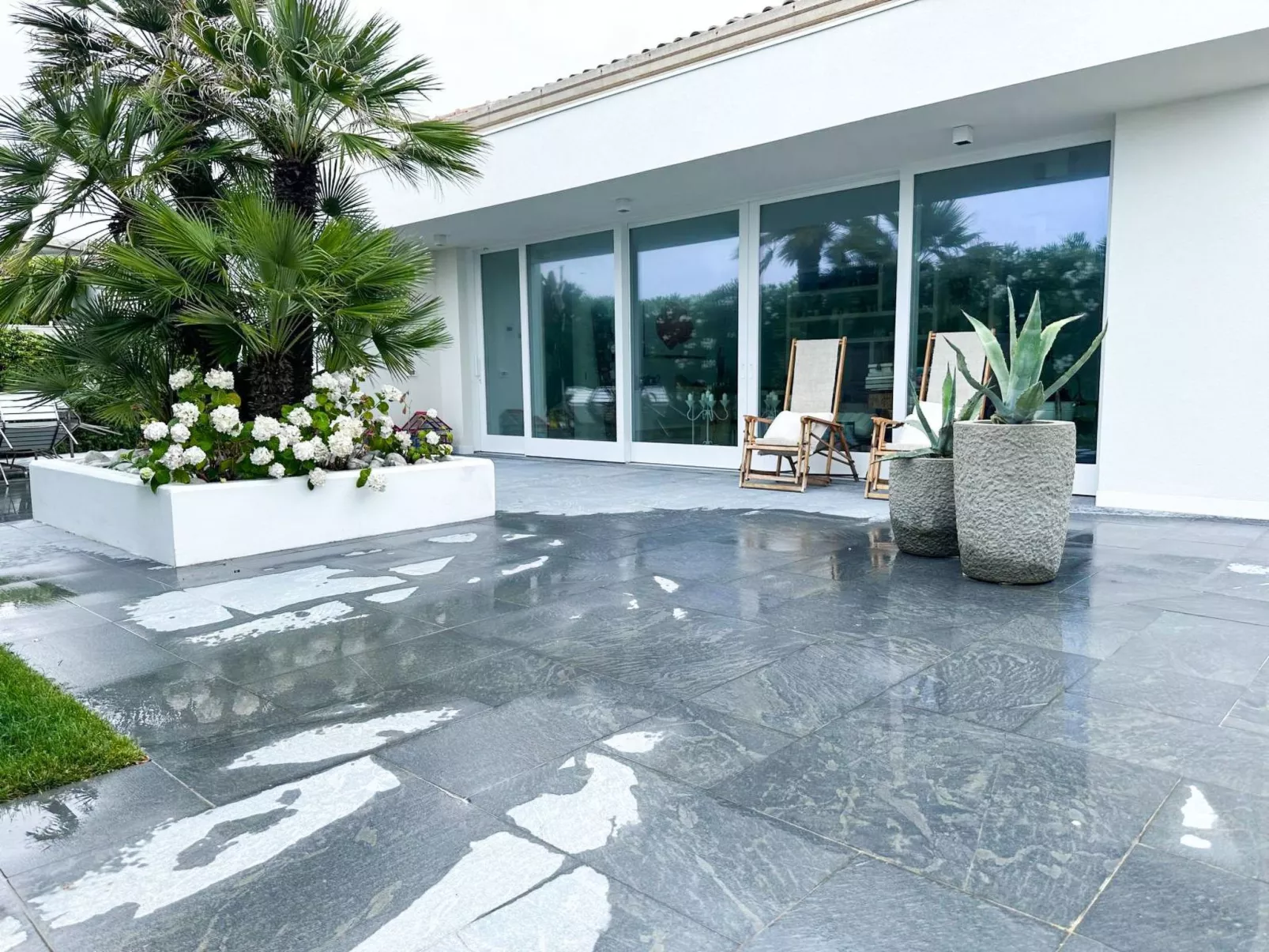 Elegante Villa am Strand, Jacuzzi und Garten-Buiten