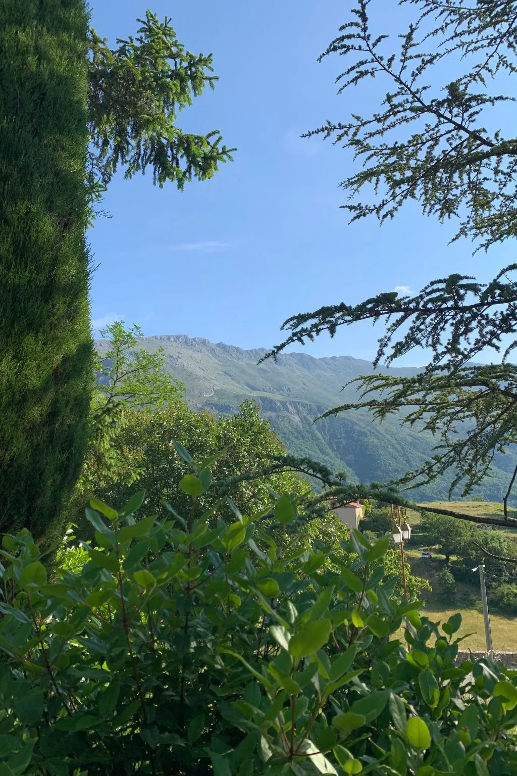 Steinhaus Garten und Blick auf die Berge-Buiten