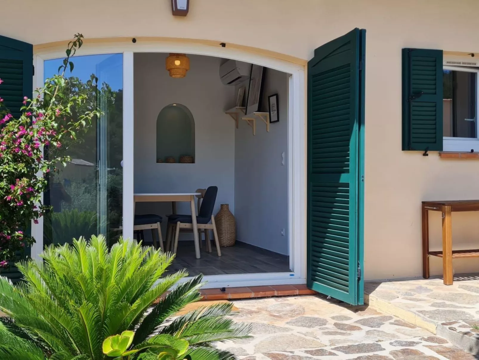 Im Herzen eines Weinguts, schattige Terrasse mit Meerblick, Pool - Buiten