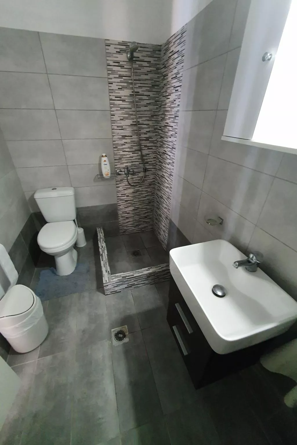 Charmantes Ferienhaus in Ia mit Privater Terrasse-Binnen