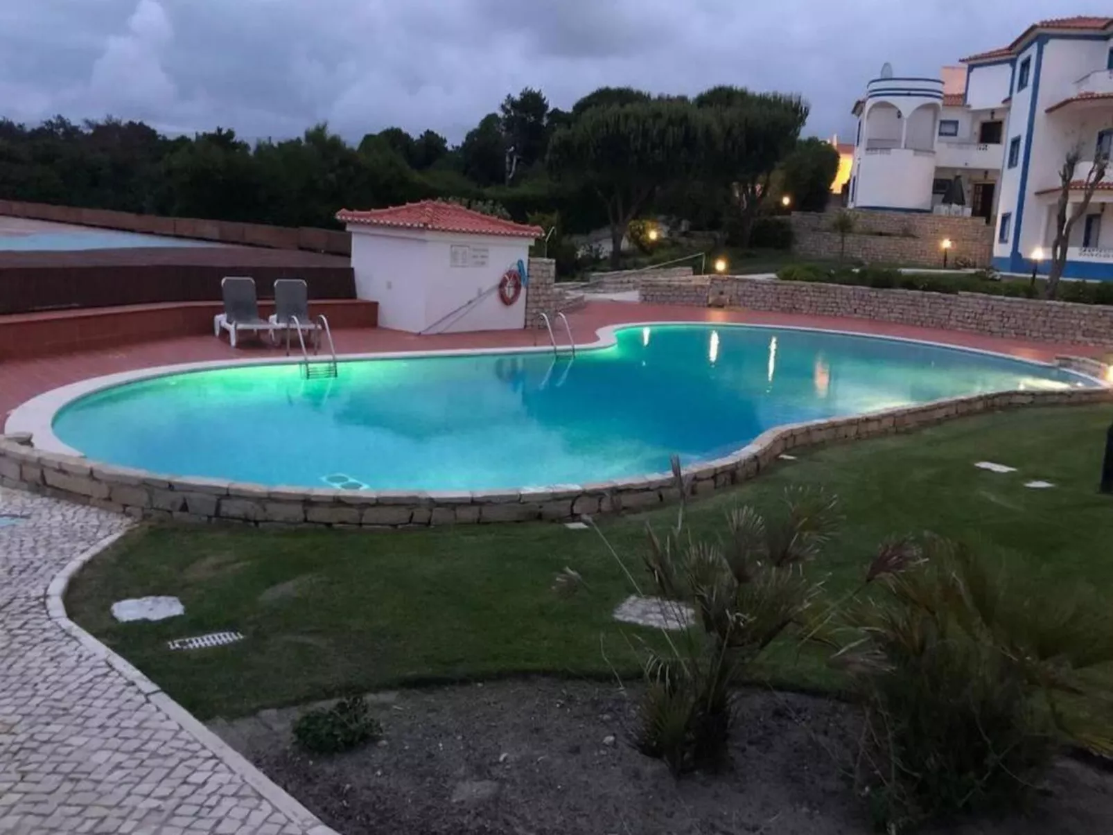 Atmen Sie die Meeresbrise in Praia Del Rey ein-Buiten