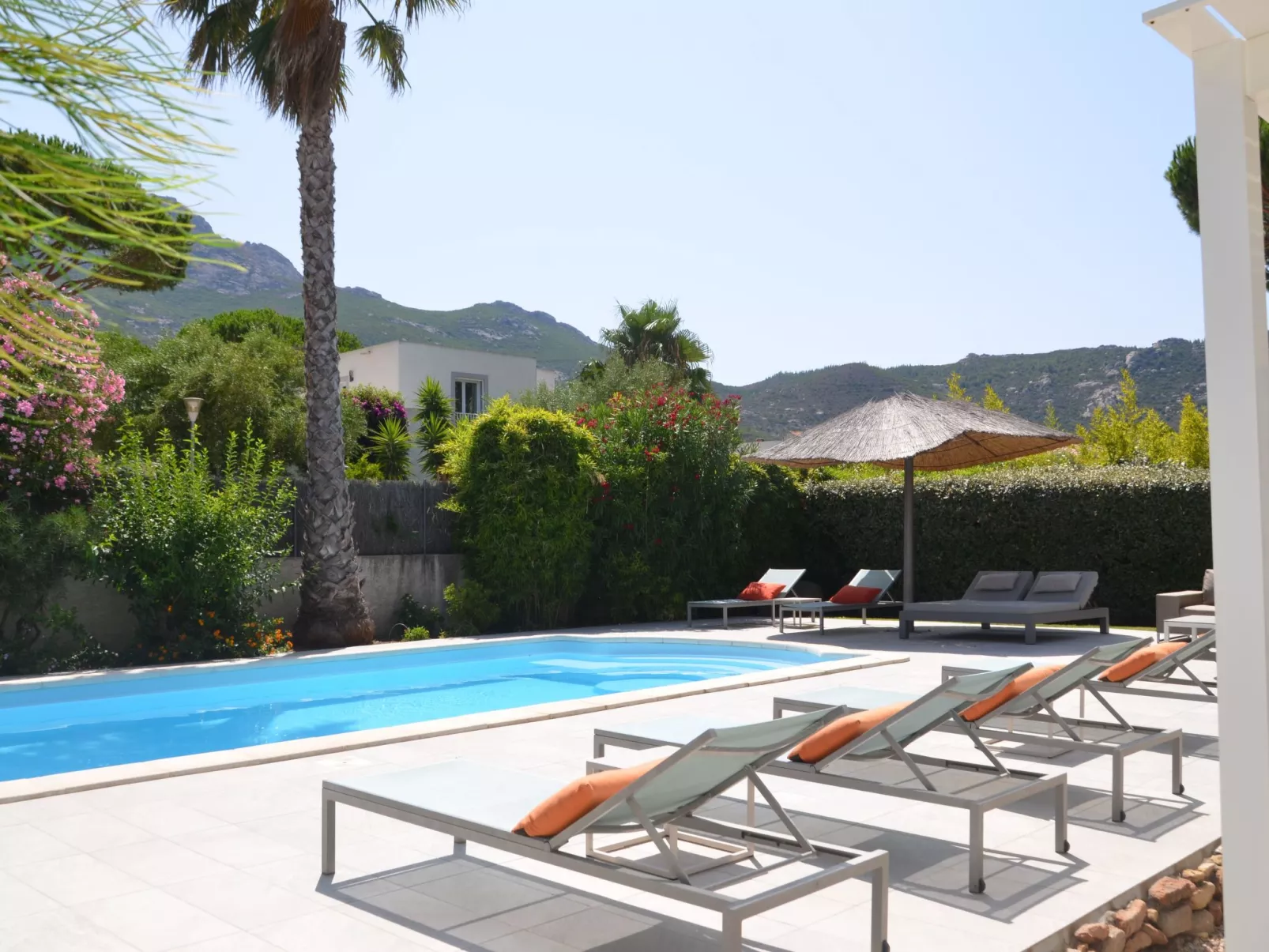 Villa 3 Schlafzimmer, privater Pool Garten und Parkplatz-Buiten