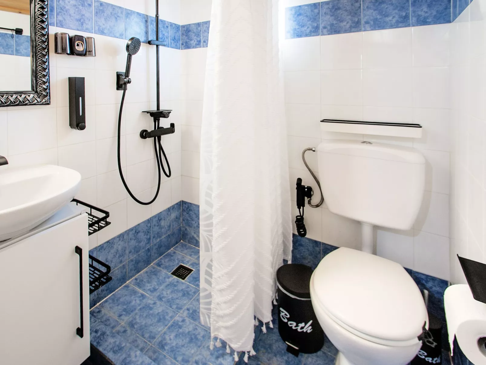 Berge und die ikonische Landebahn des Flughafens Skiathos-Binnen