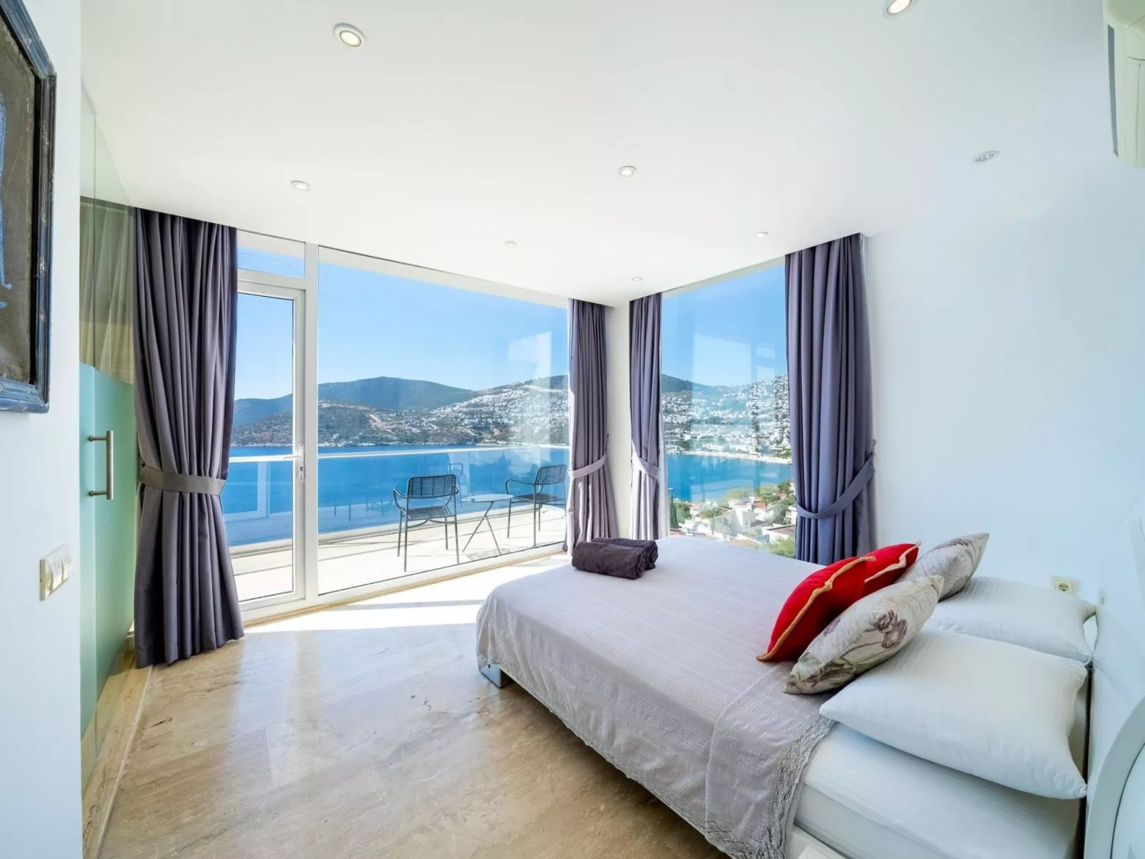 Große Villa direkt am Meer mit Infinitypool-Binnen