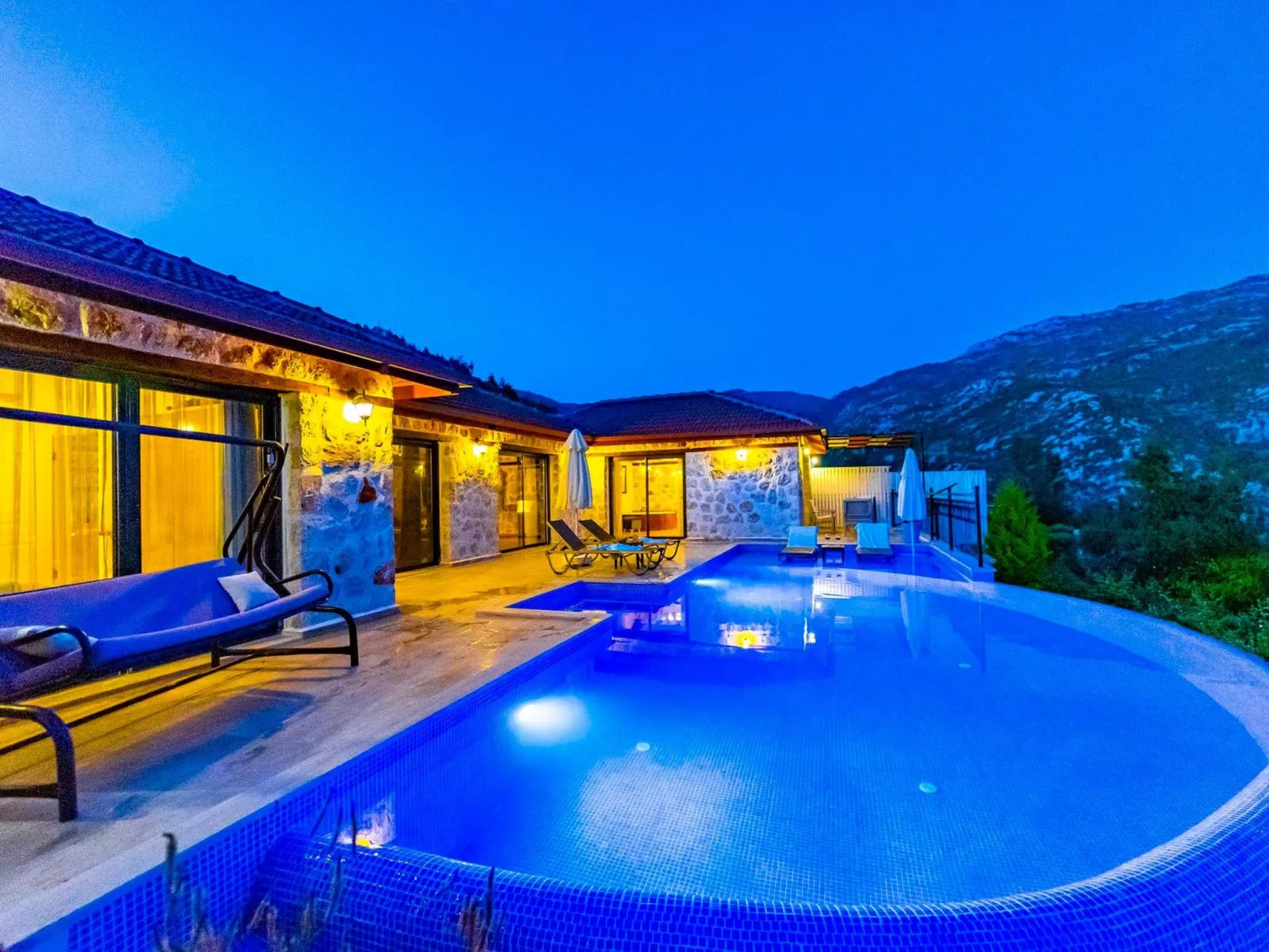 Rustikale Natursteinvilla mit Bergblick in Kalkan-Buiten