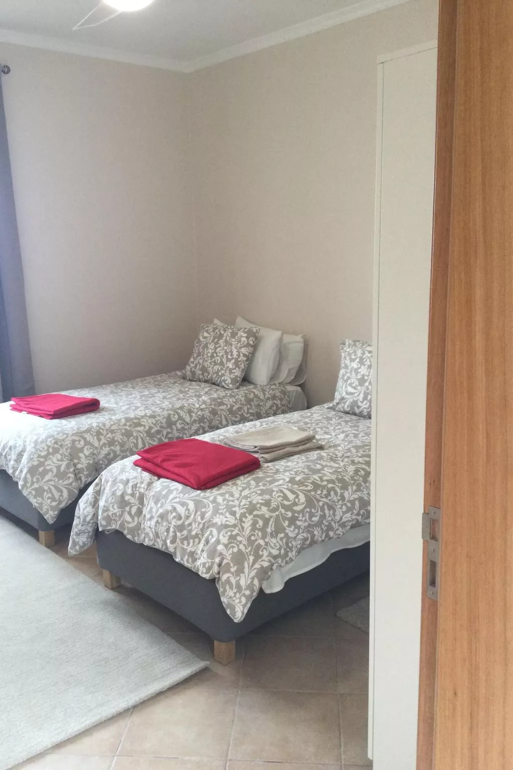 Cottage aus Stein mit Blick auf das Wasser-Image-tags.info