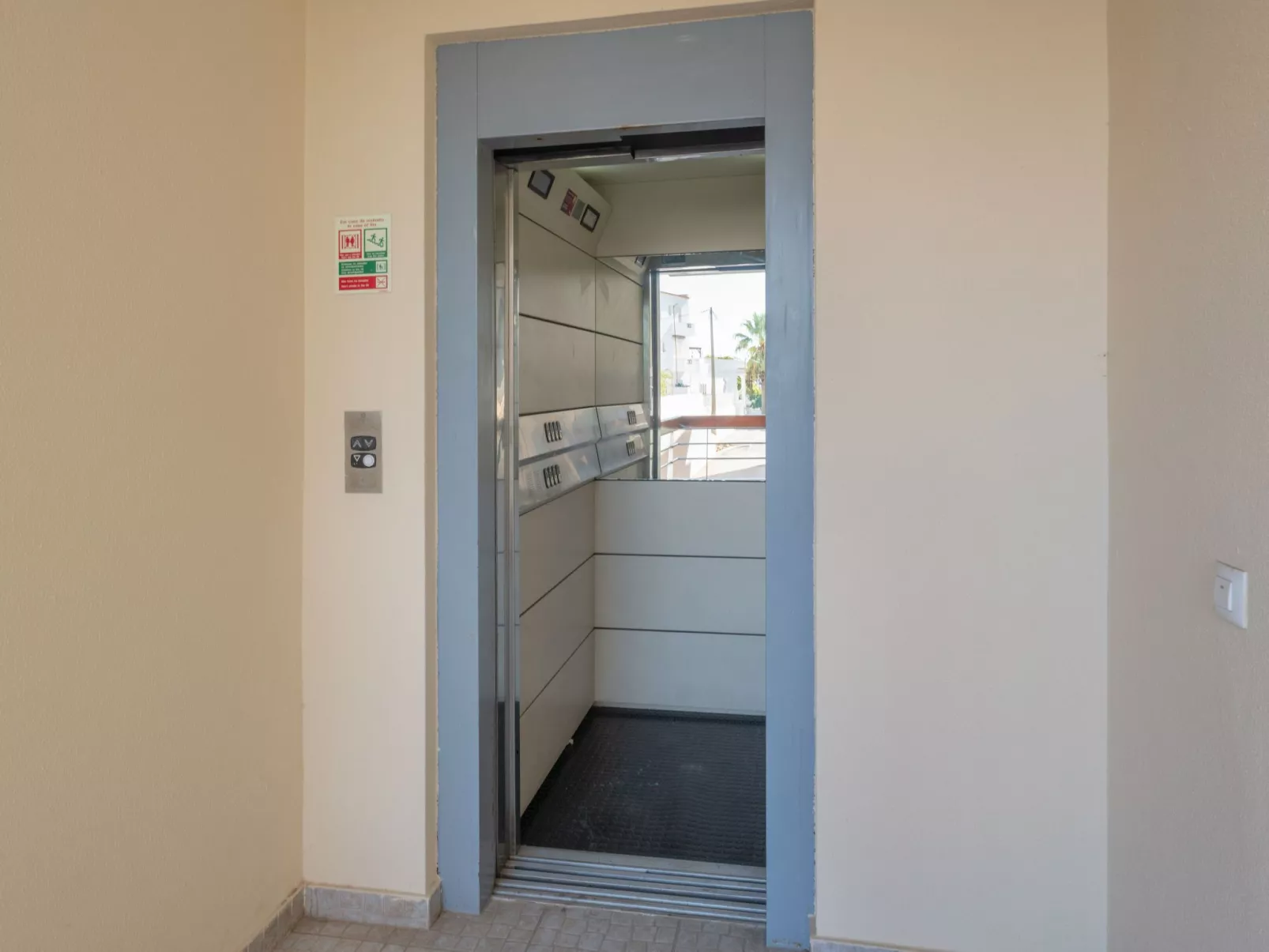 Wohnung mit Terrasse und 2 Schwimmbecken-Buiten