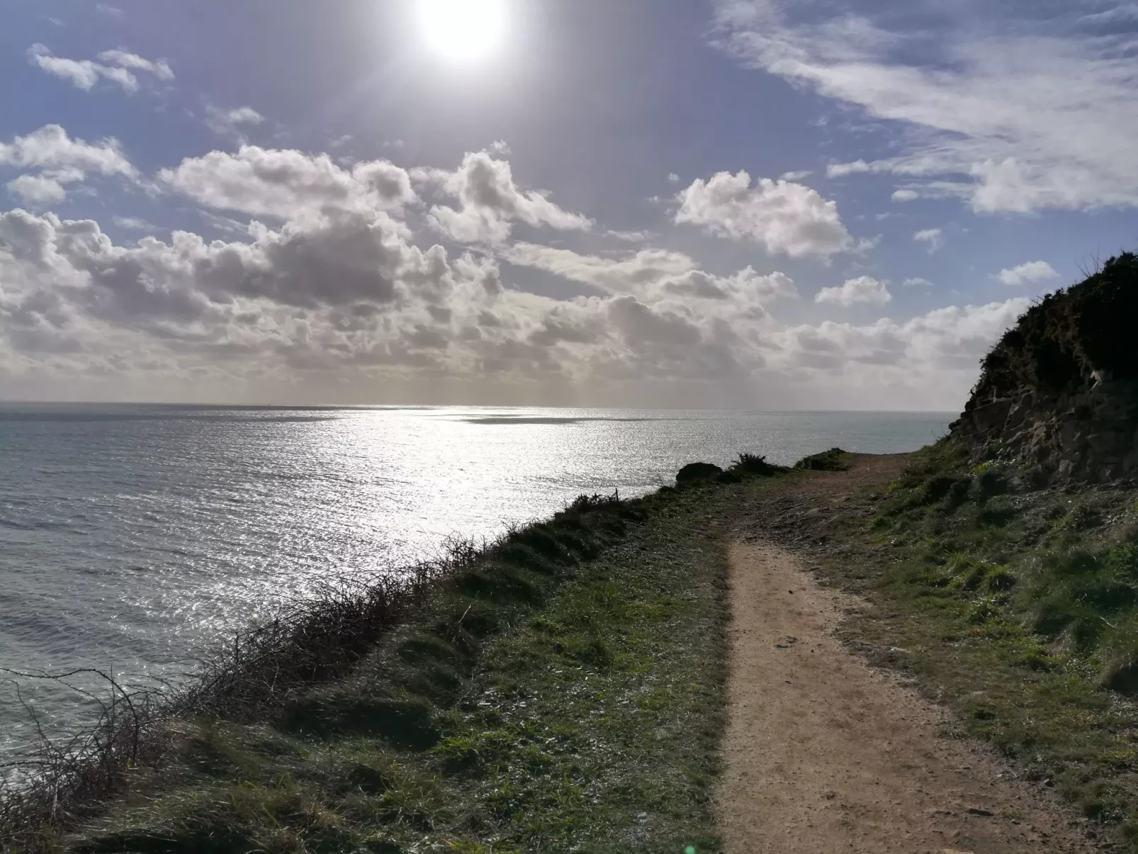 Charmantes Haus mit privatem Jacuzzi in der Bretagne-Buiten