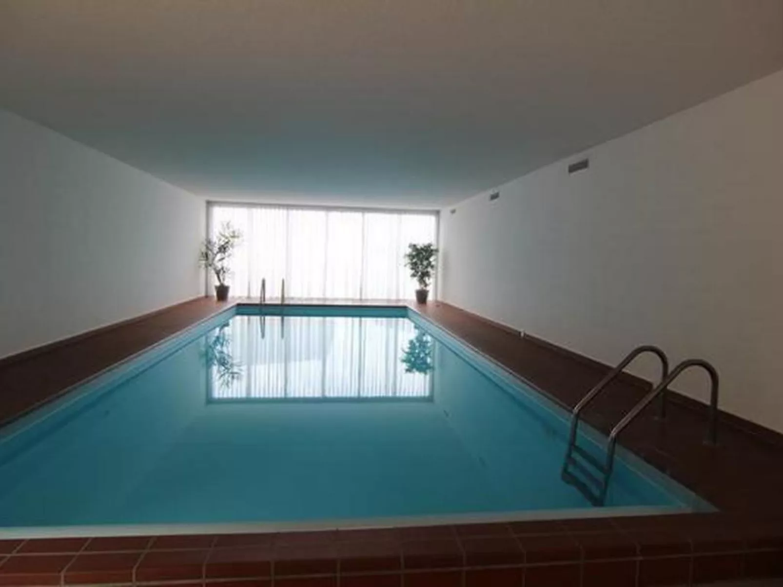 Mit Panorama-Sicht und Schwimmbad-Image-tags.info