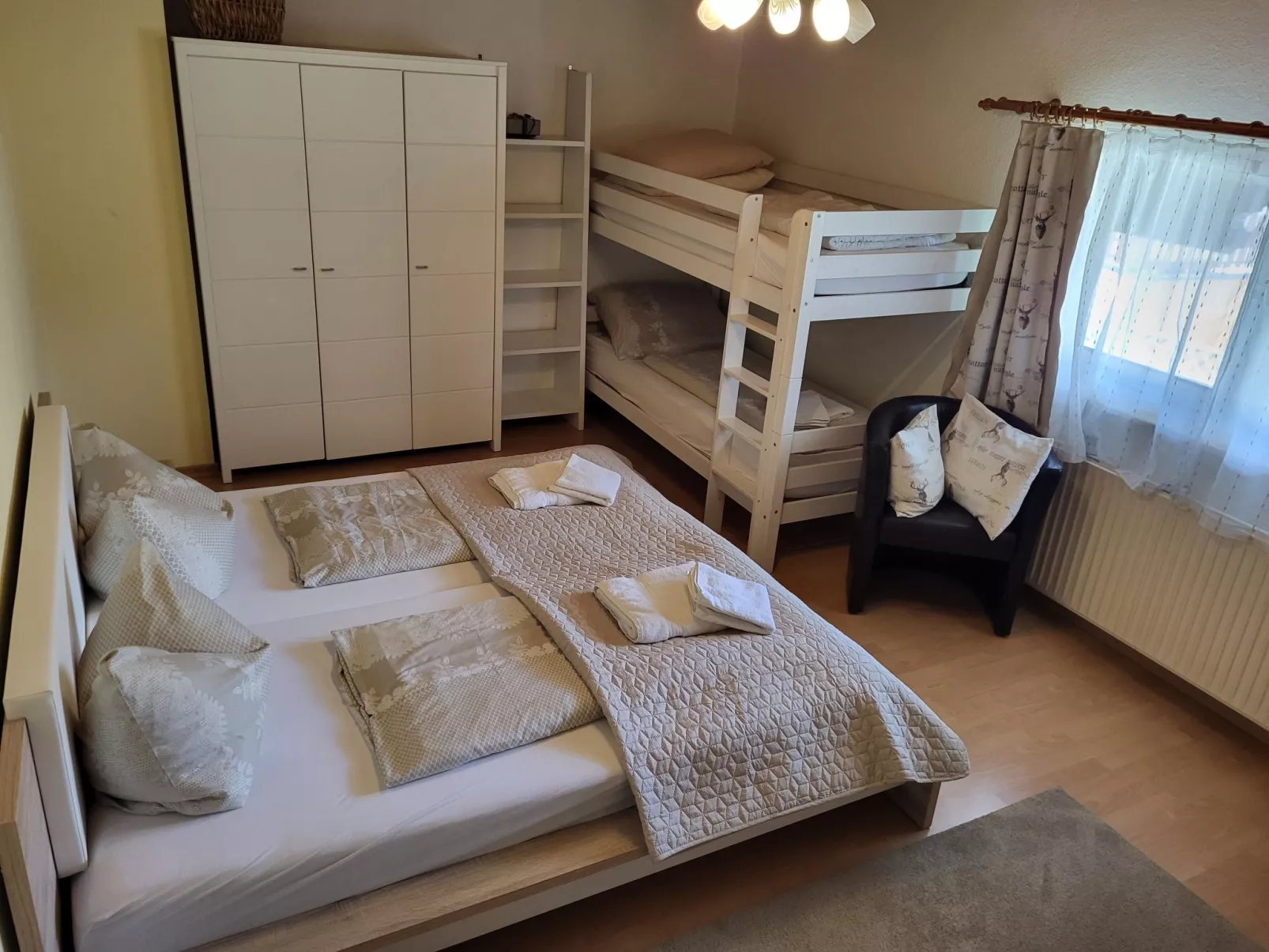 Geräumige Wohnung mit zwei Schlafzimmern und Balkon-Binnen