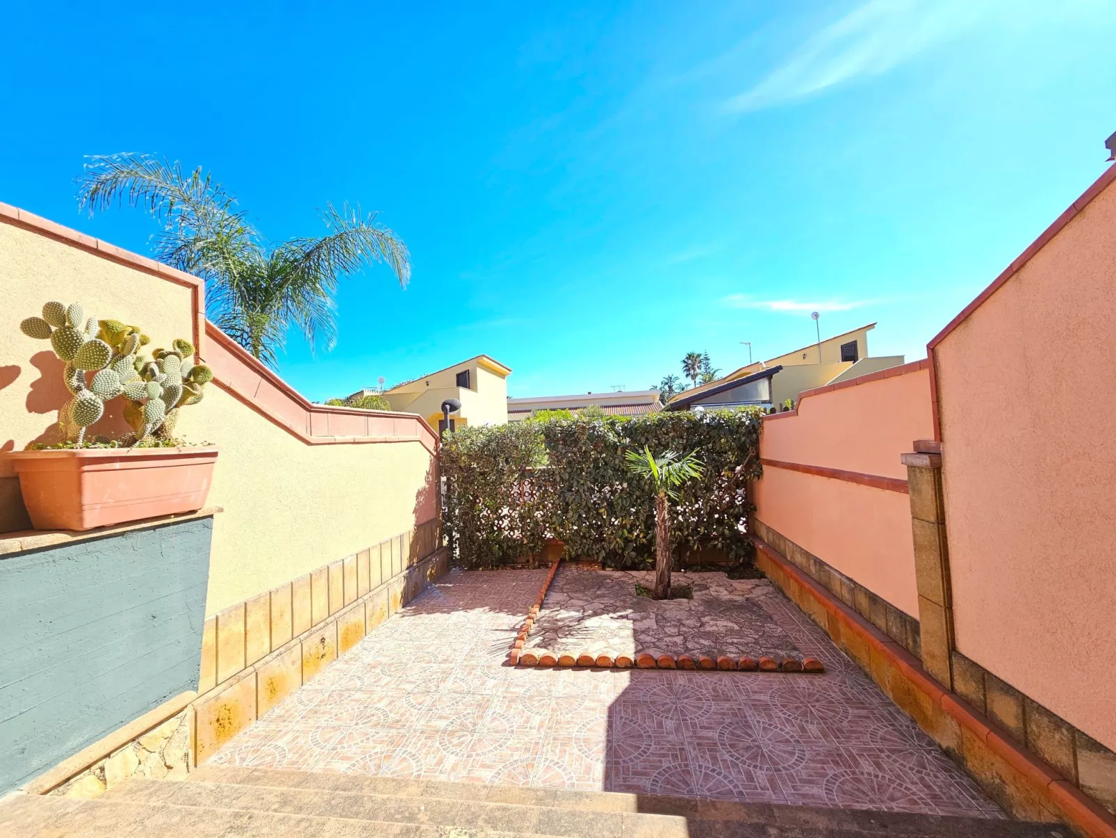 Helle mediterrane Villa mit Veranda und Garten-Buiten