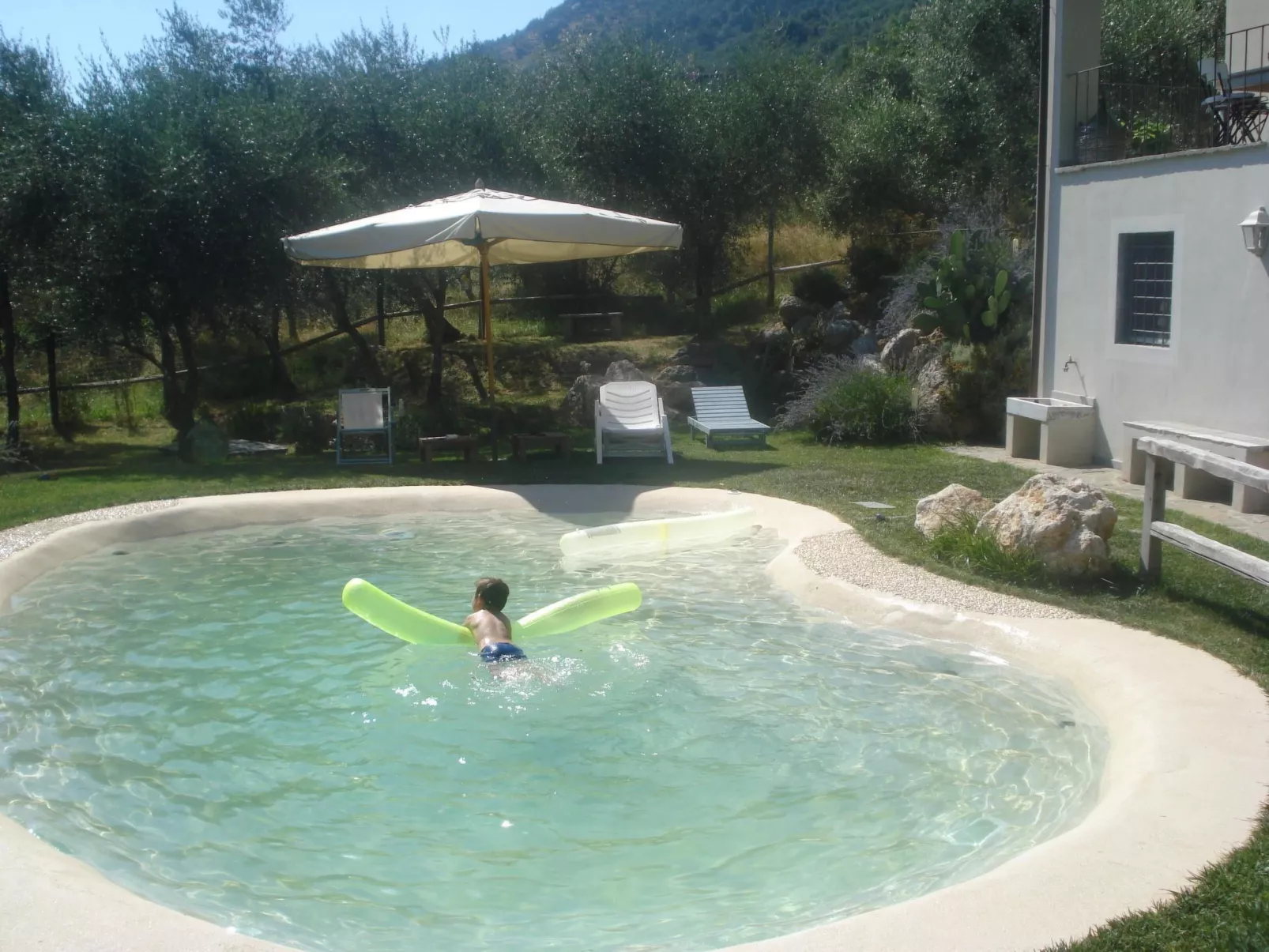 Villa mit Garten, Grill und Terrasse-Buiten