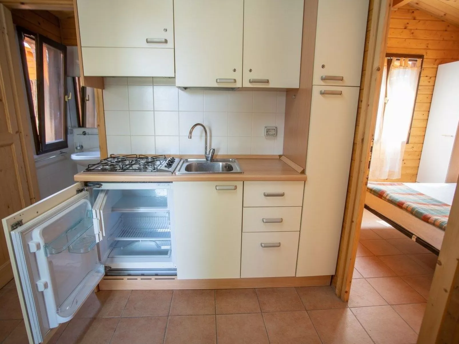 Bungalow aus Holz mit Veranda und nah am Strand.-Binnen