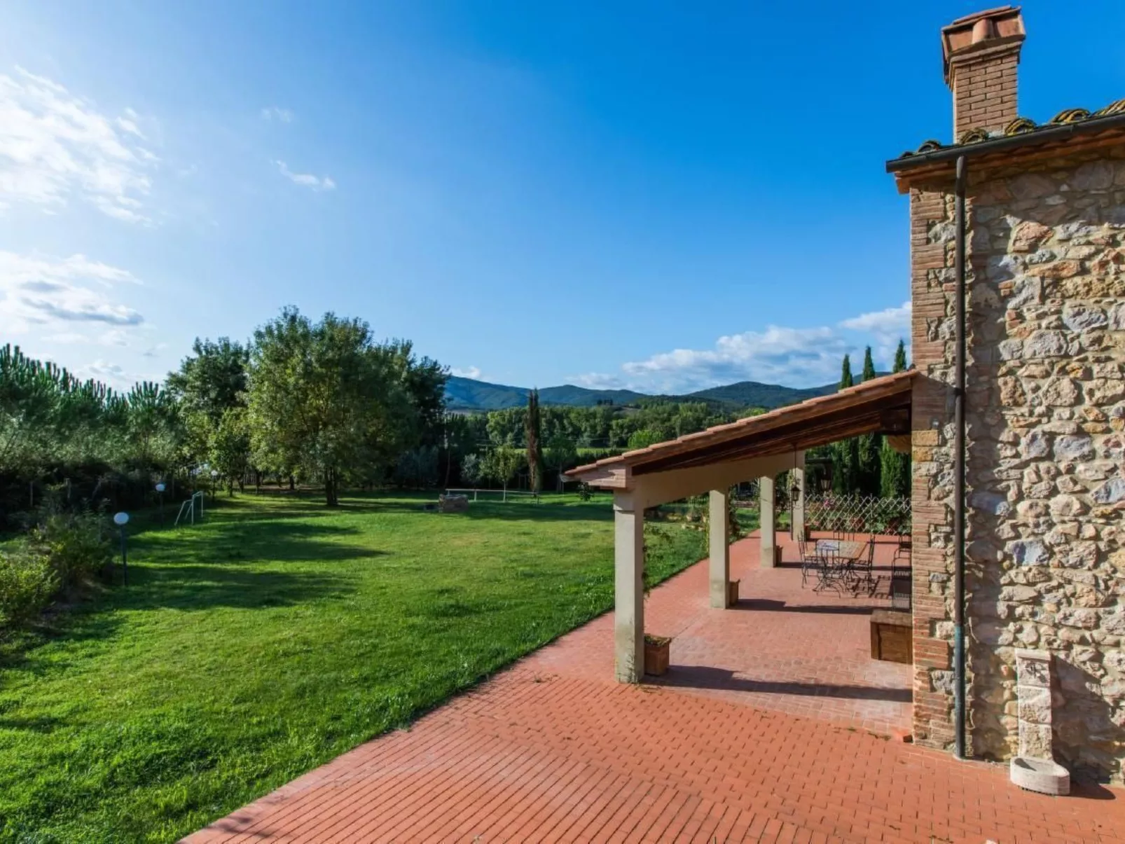 Wohnung mit Garten, Grill und Terrasse-Buiten