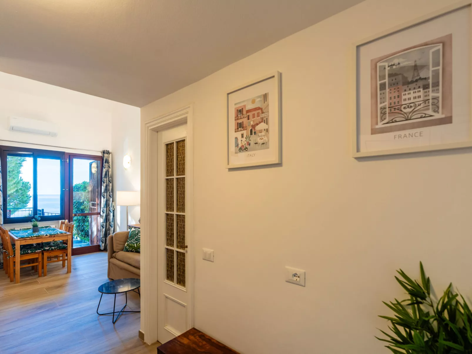 Beautiful Seaview-Binnen