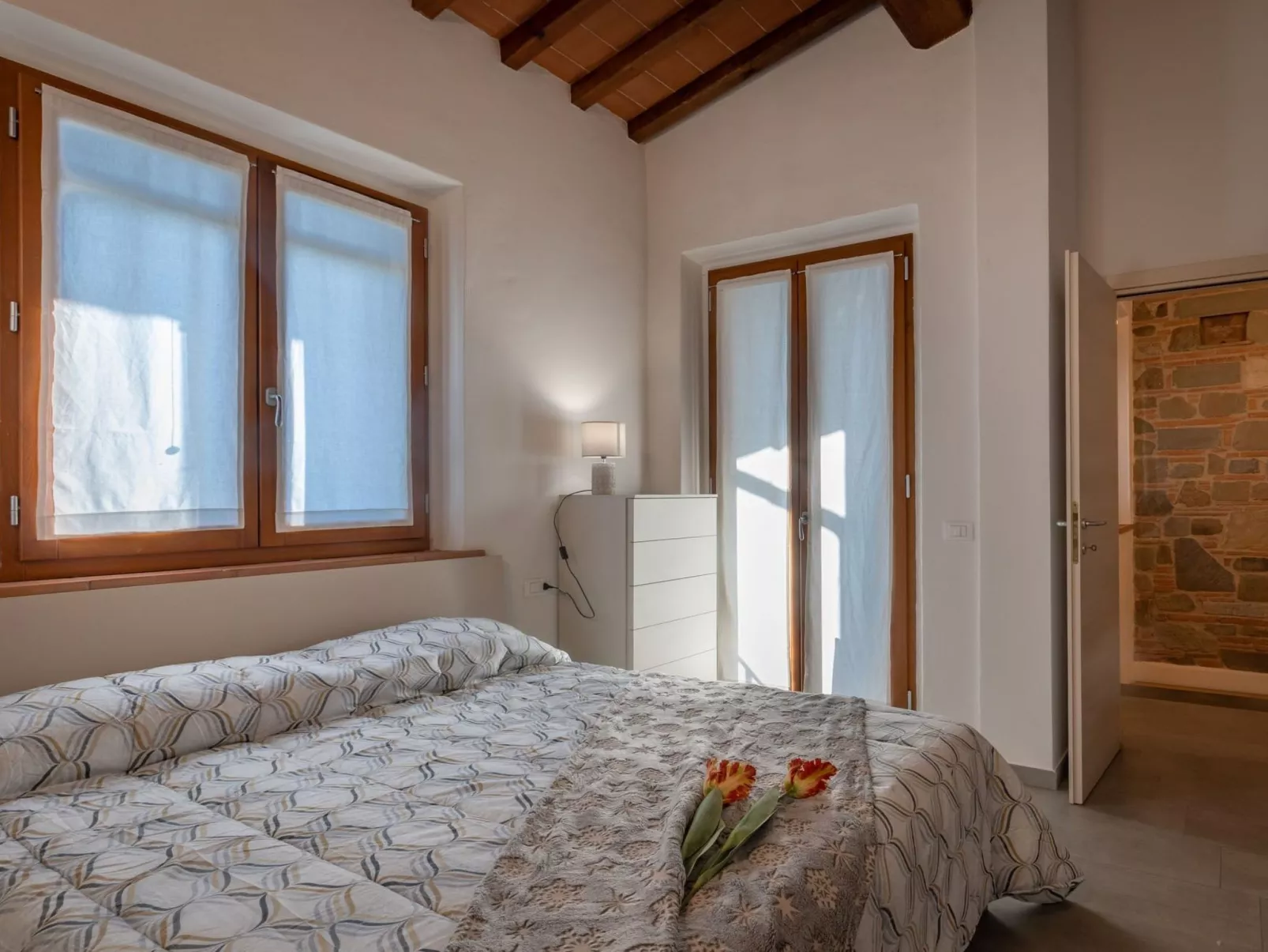 Modernes Haus mit Garten und privatem Parkplatz-Binnen