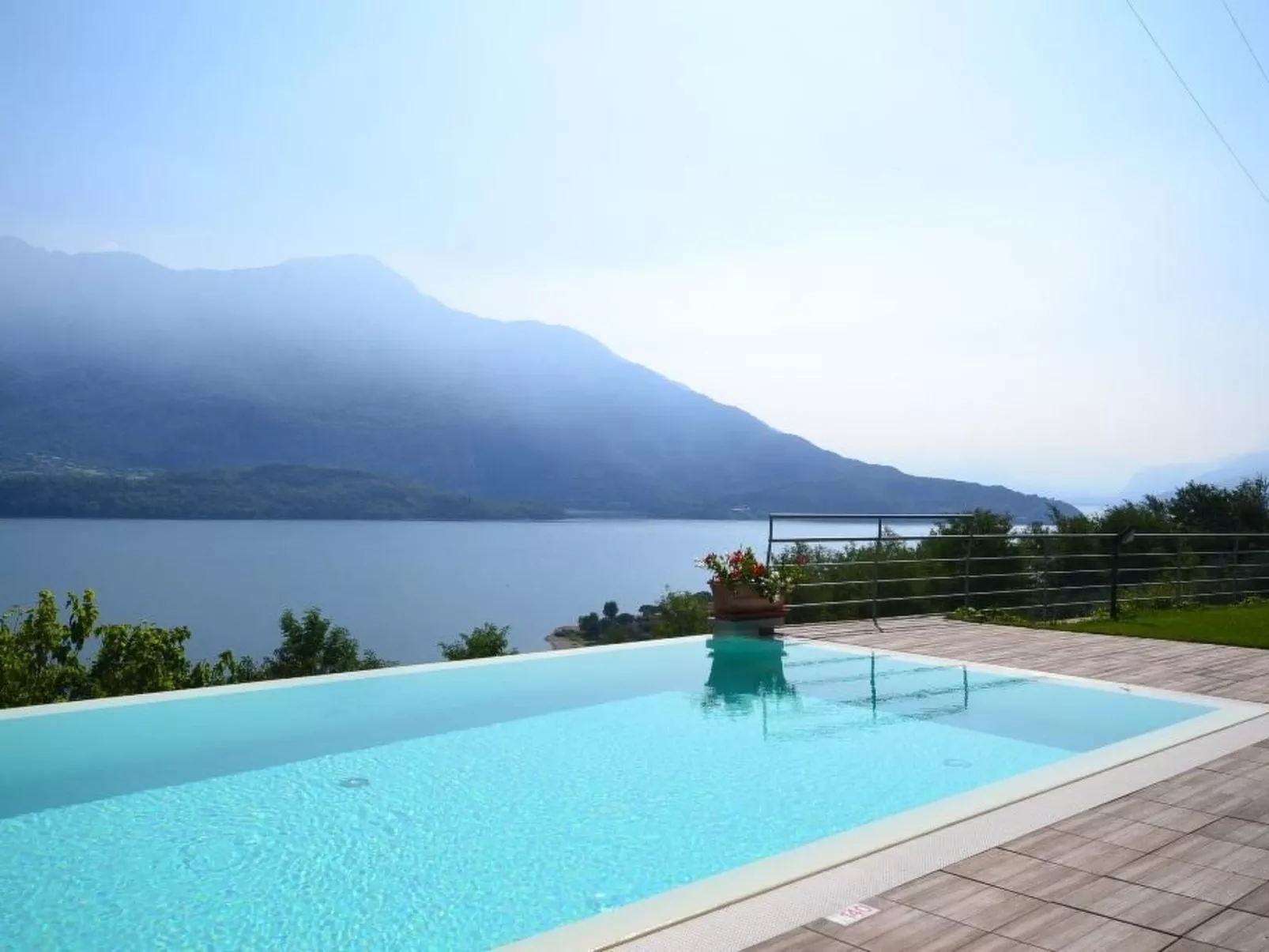 Wohnung mit Schwimmbad und fantastischem Seeblick-Buiten