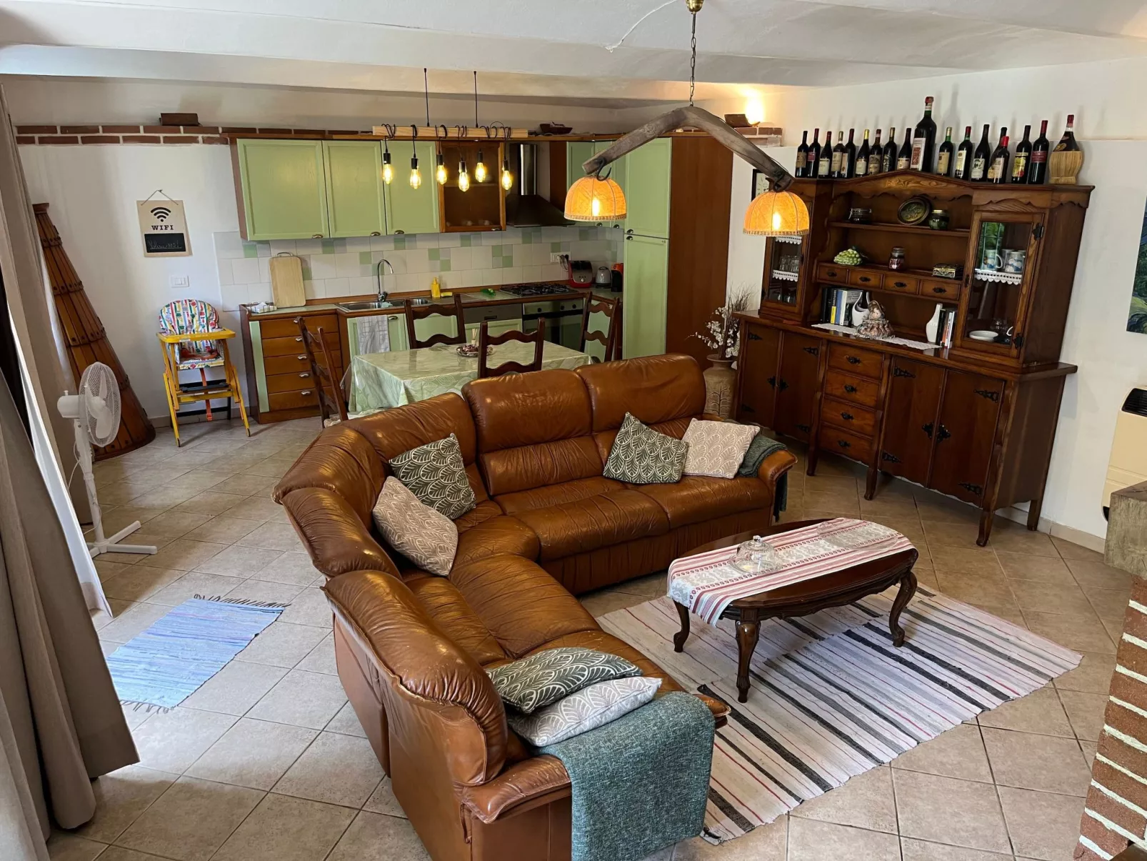 Typisches Bauernhaus mit holzbefeuertem Kamin-Binnen