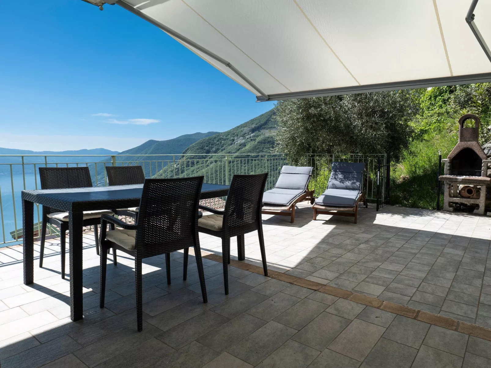 Mantegna - garten mit seeblick und schwimmbad-Buiten