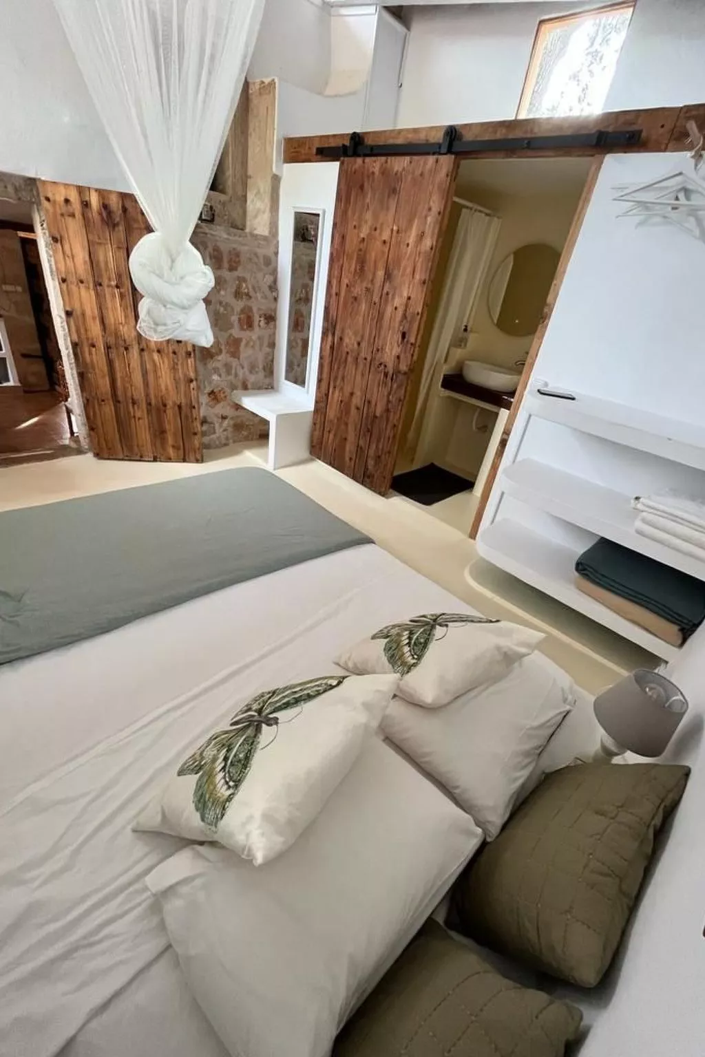 Mit eigenem Garten und Schwimmbad.-Binnen