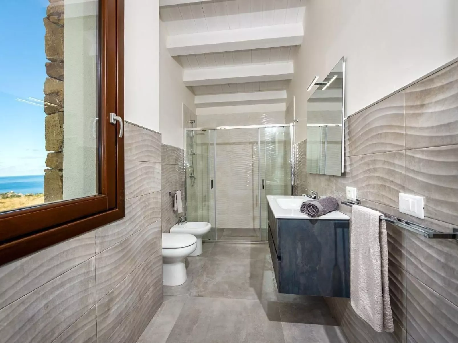 Villa "Rocchi Livreri" mit Blick auf das Wasser-Image-tags.info