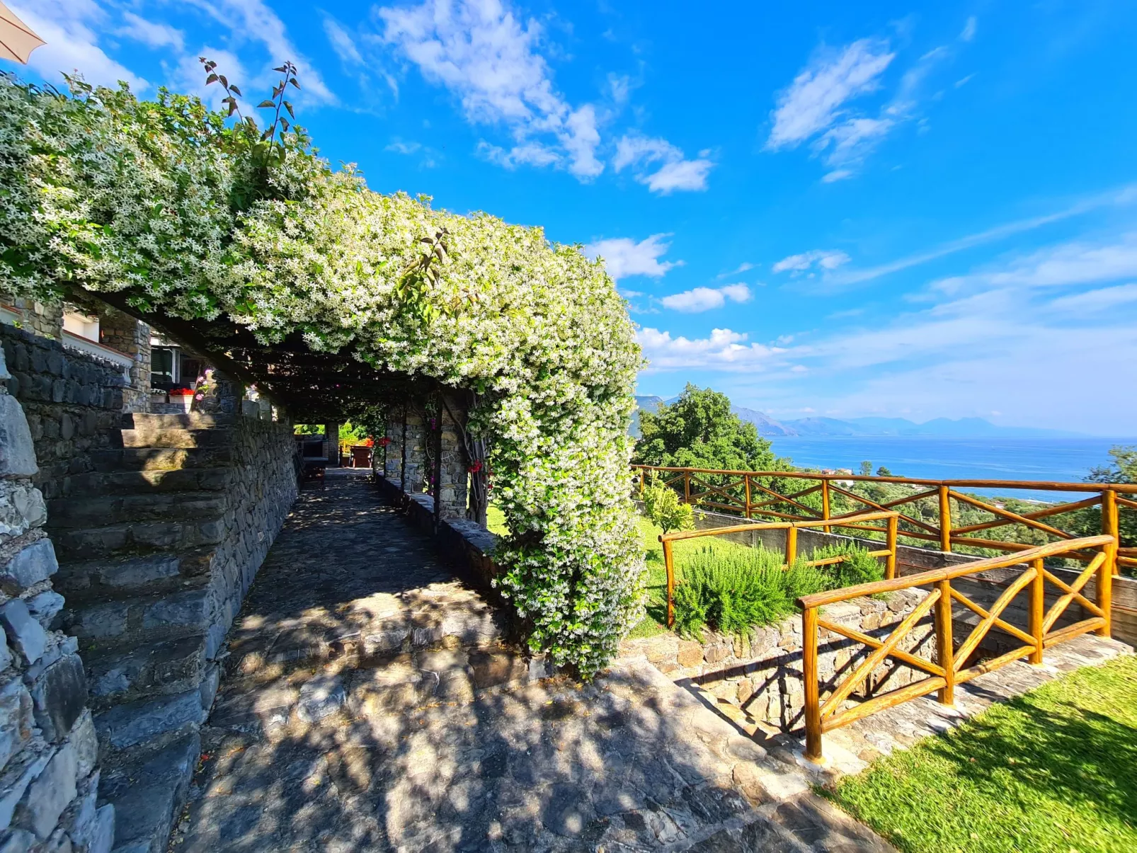 Traumvilla mit Panoramapool-Image-tags.info