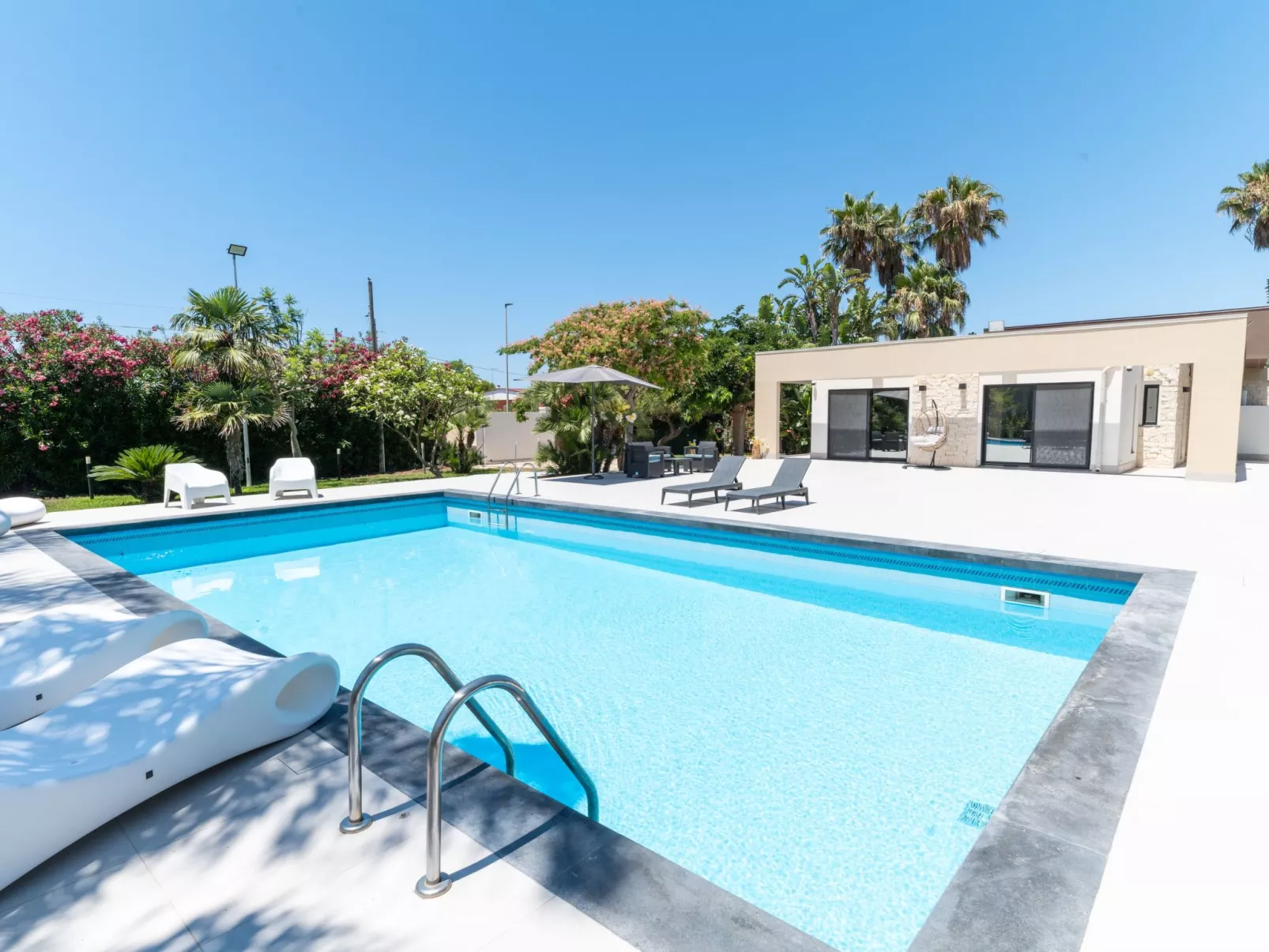 Nereide, Luxusvilla mit Pool am Meer-Image-tags.info