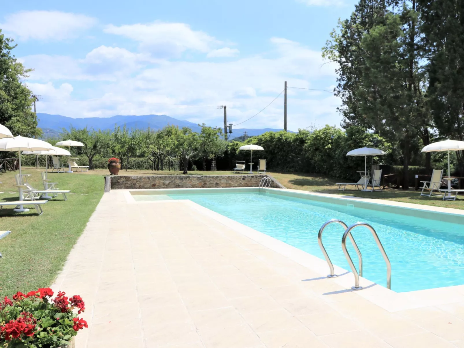 Schönes Apartment mit 2 Schlafzimmern und 2 Bädern-Buiten