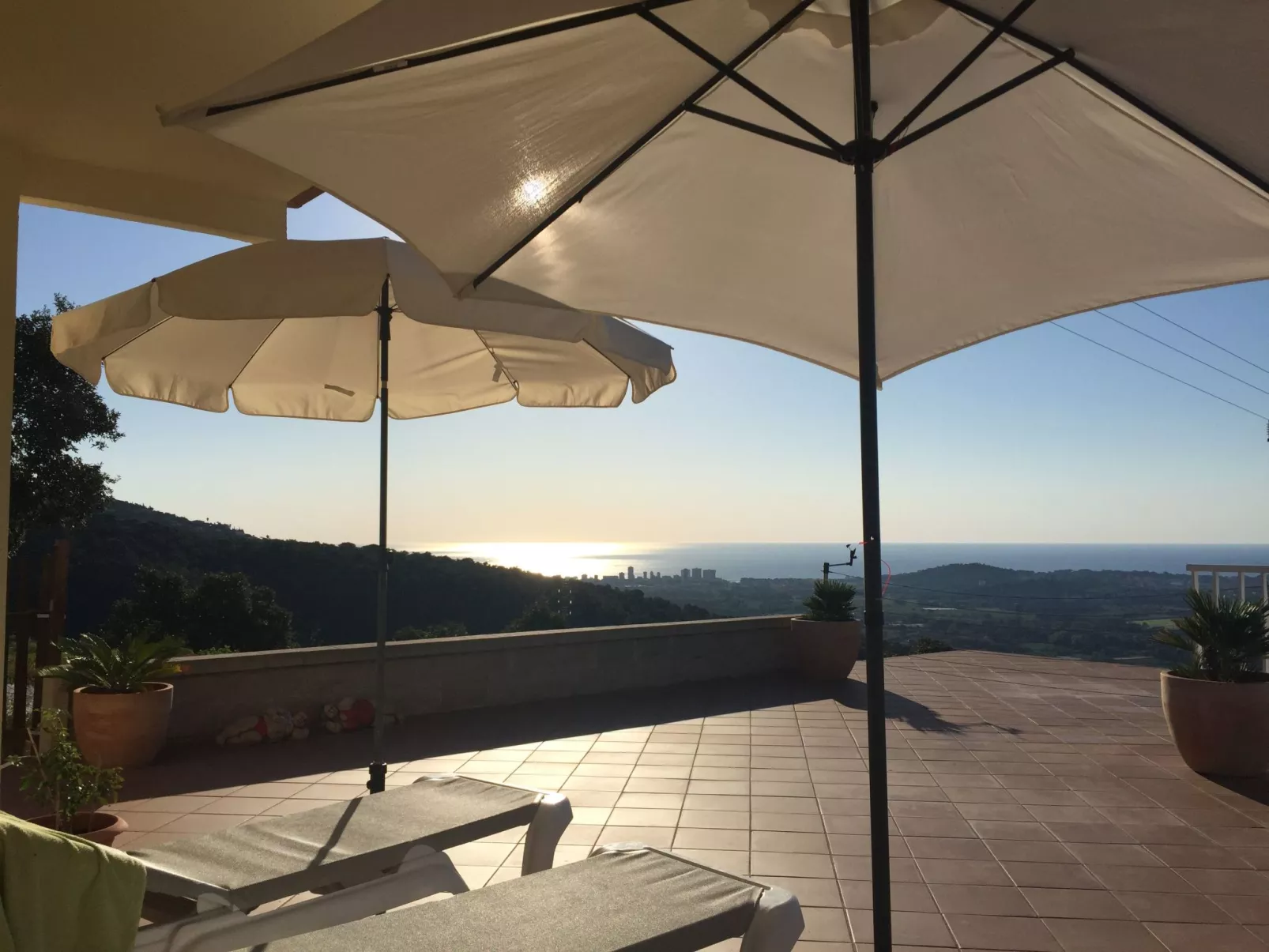 Gemütliches Ferienhaus mit Pool und Meerblick-Buiten