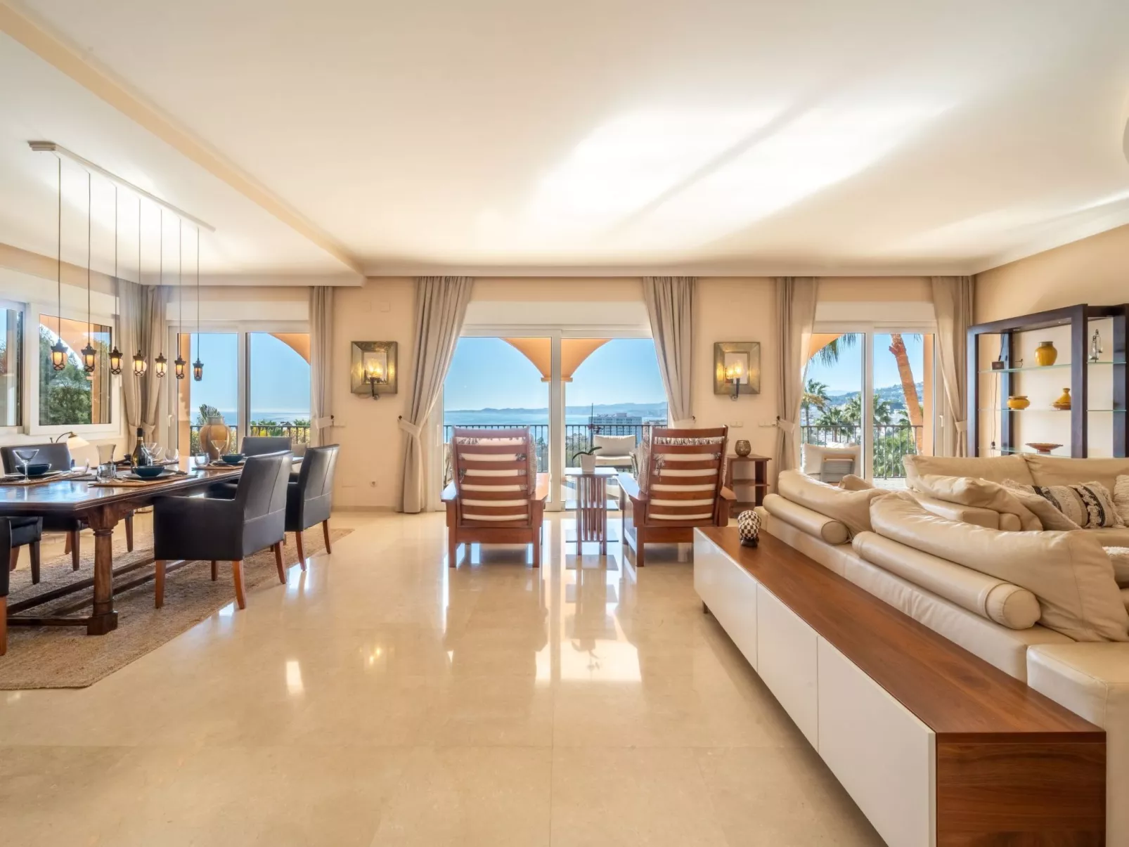 Luxuriöse Villa mit beheiztem Pool und Whirlpool-Binnen