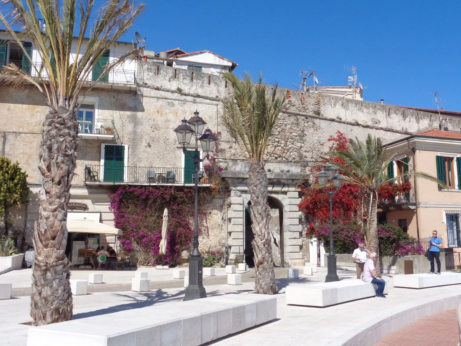 'Medieval House' mit Terrasse-Buiten