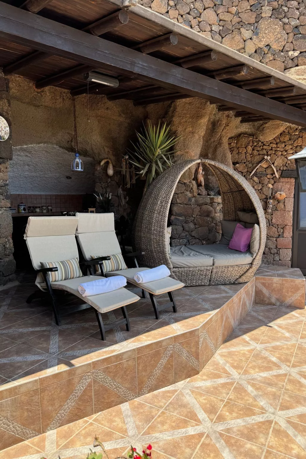 Schlafen in einer vulkanischen Höhle-Buiten