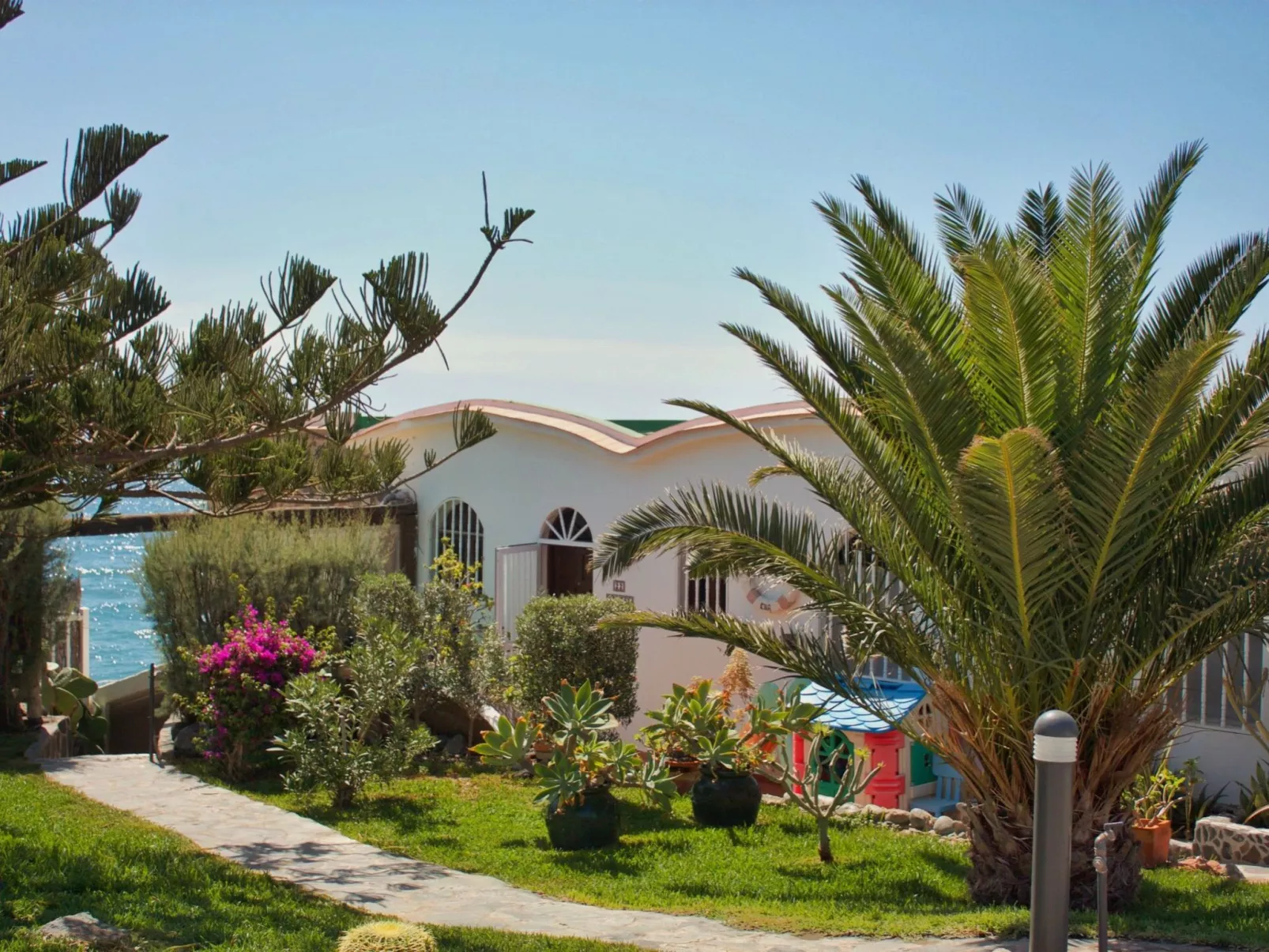 Bungalow auf einem Felsen direkt am Meer-Buiten