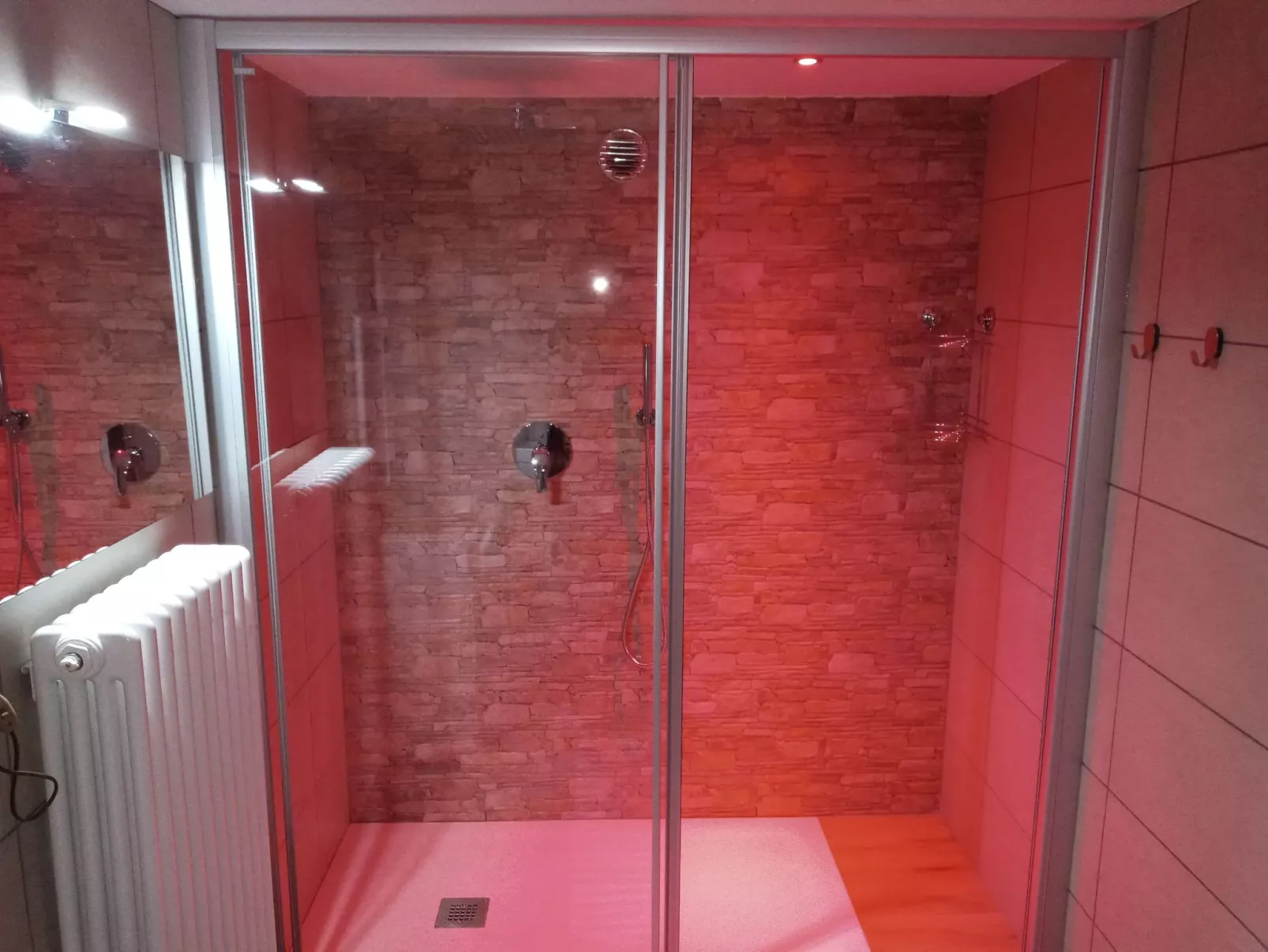 Freistehendes Haus mit eingezäuntem Privatgarten-Binnen