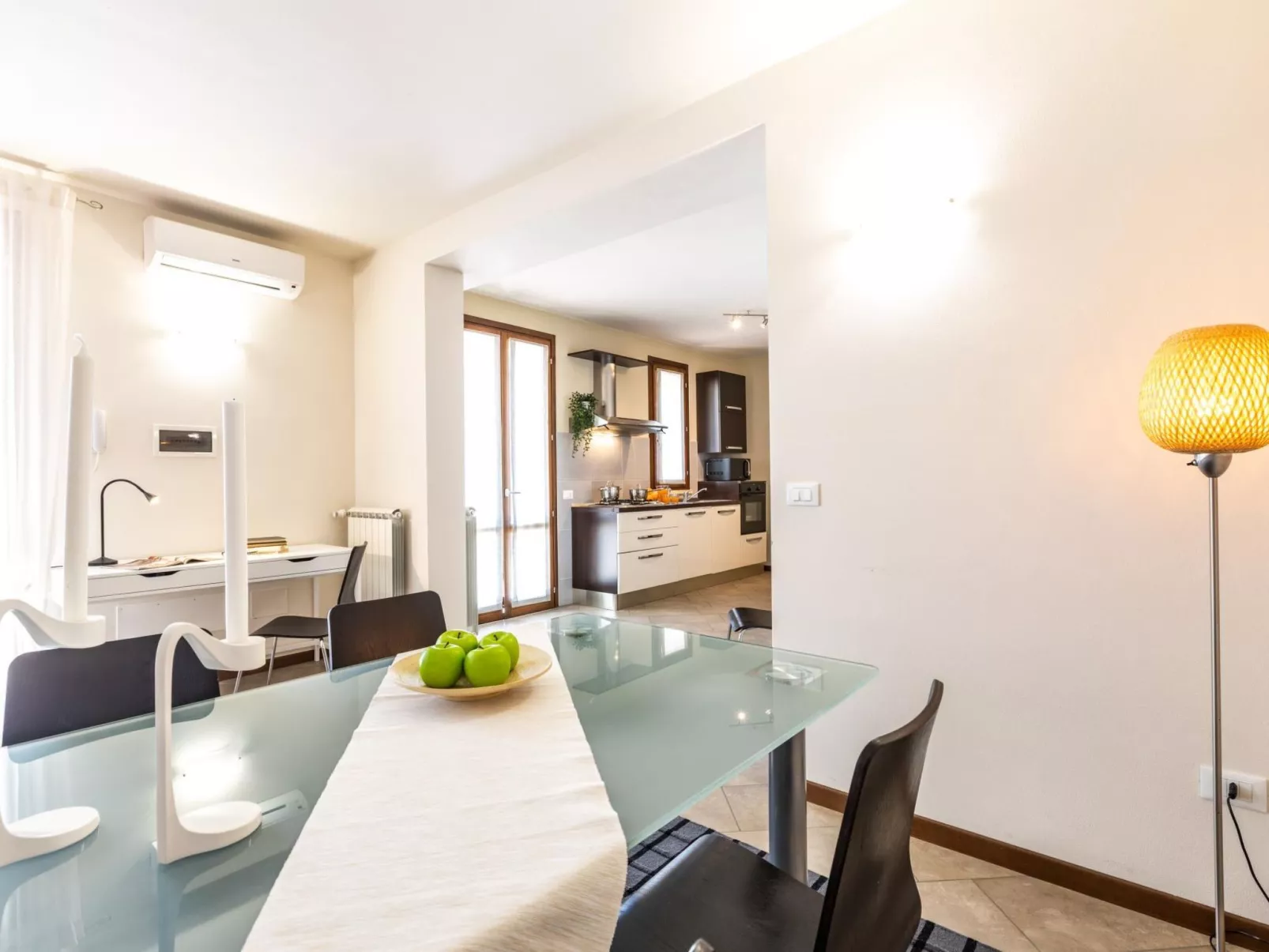 Wohnung mit separatem Eingang und kleinem privaten Innenhof.-Binnen