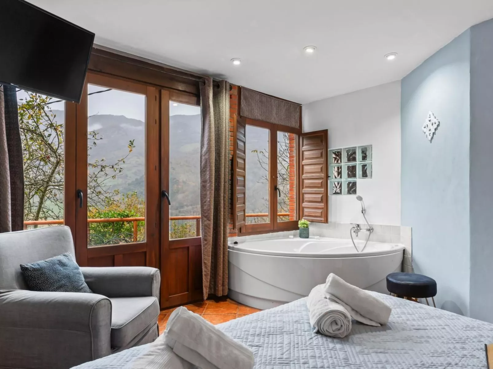 Jacuzzi, Kamin, Grill und spektakuläre Aussicht-Binnen