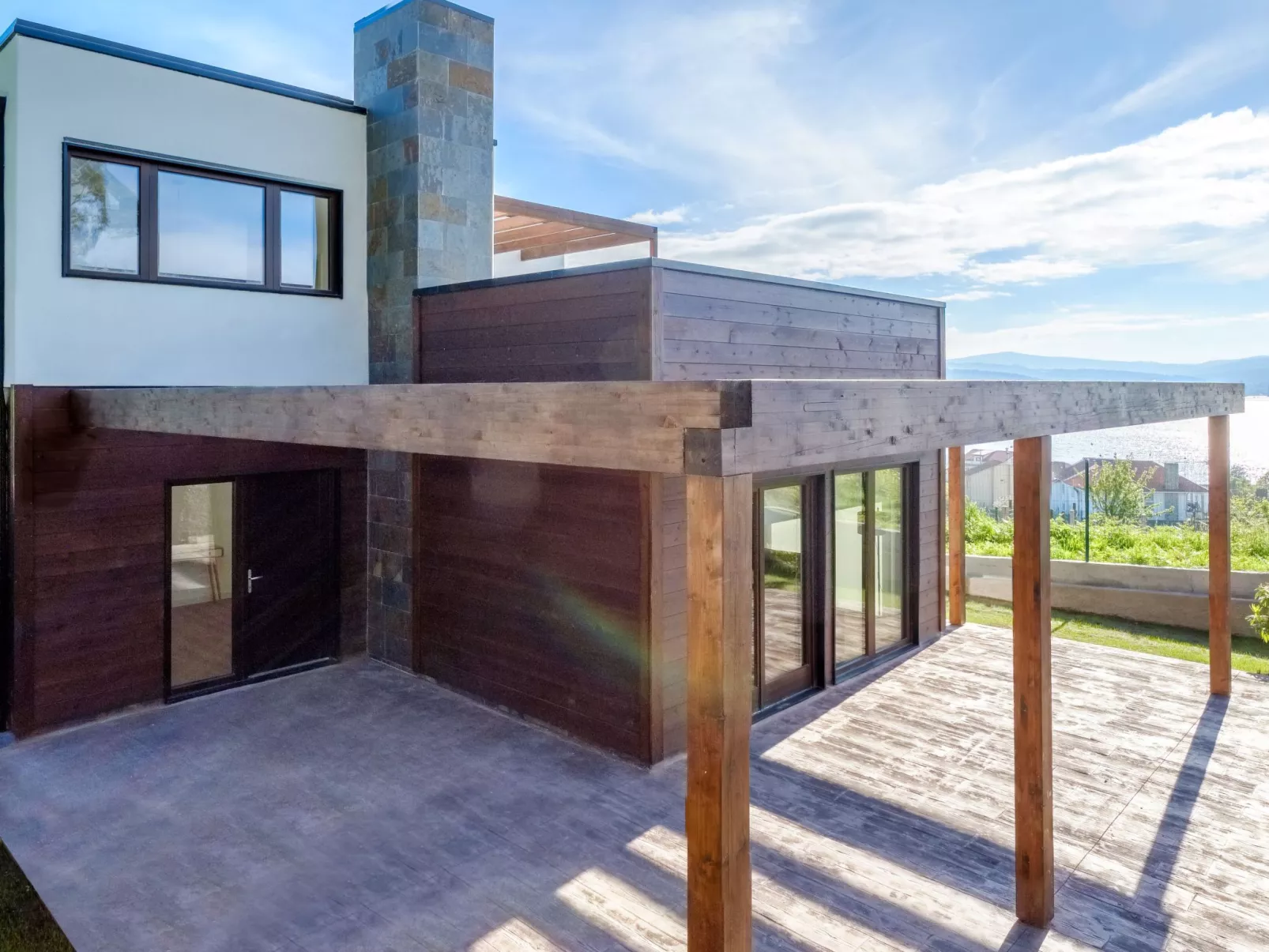 In Outes mit Sonniger Terrasse und Meerblick-Buiten