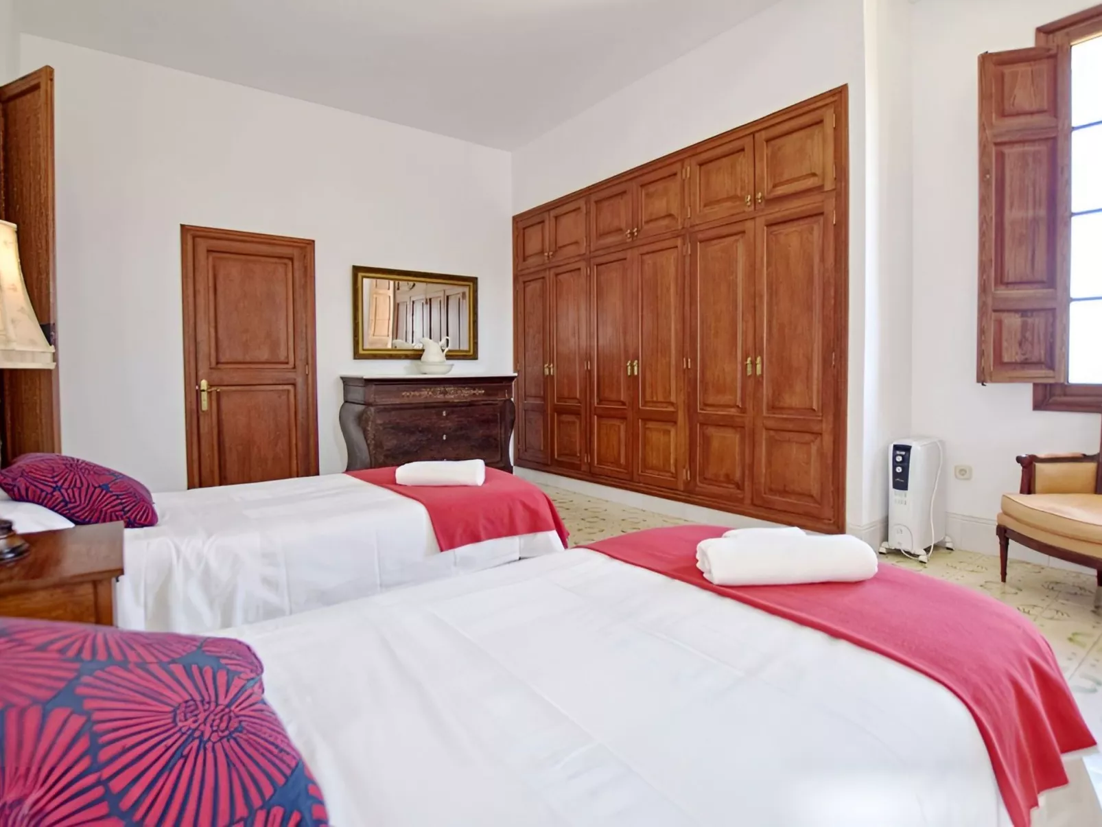 Großes Landhaus mit Schwimmbad in Meeresnähe-Binnen