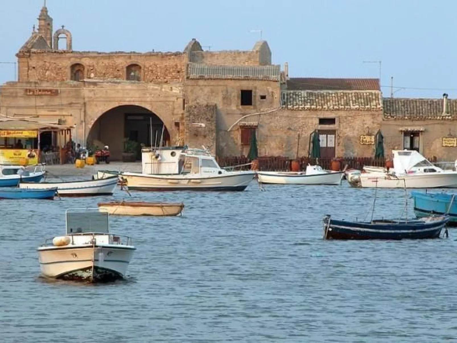 Ebenerdig auch für Rollstuhlfahrer geeignet mit Terrasse und Parkplatz-Image-tags.info