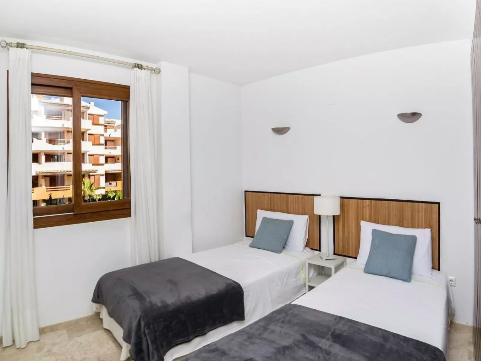 "Blue" mit Schwimmbad-Binnen