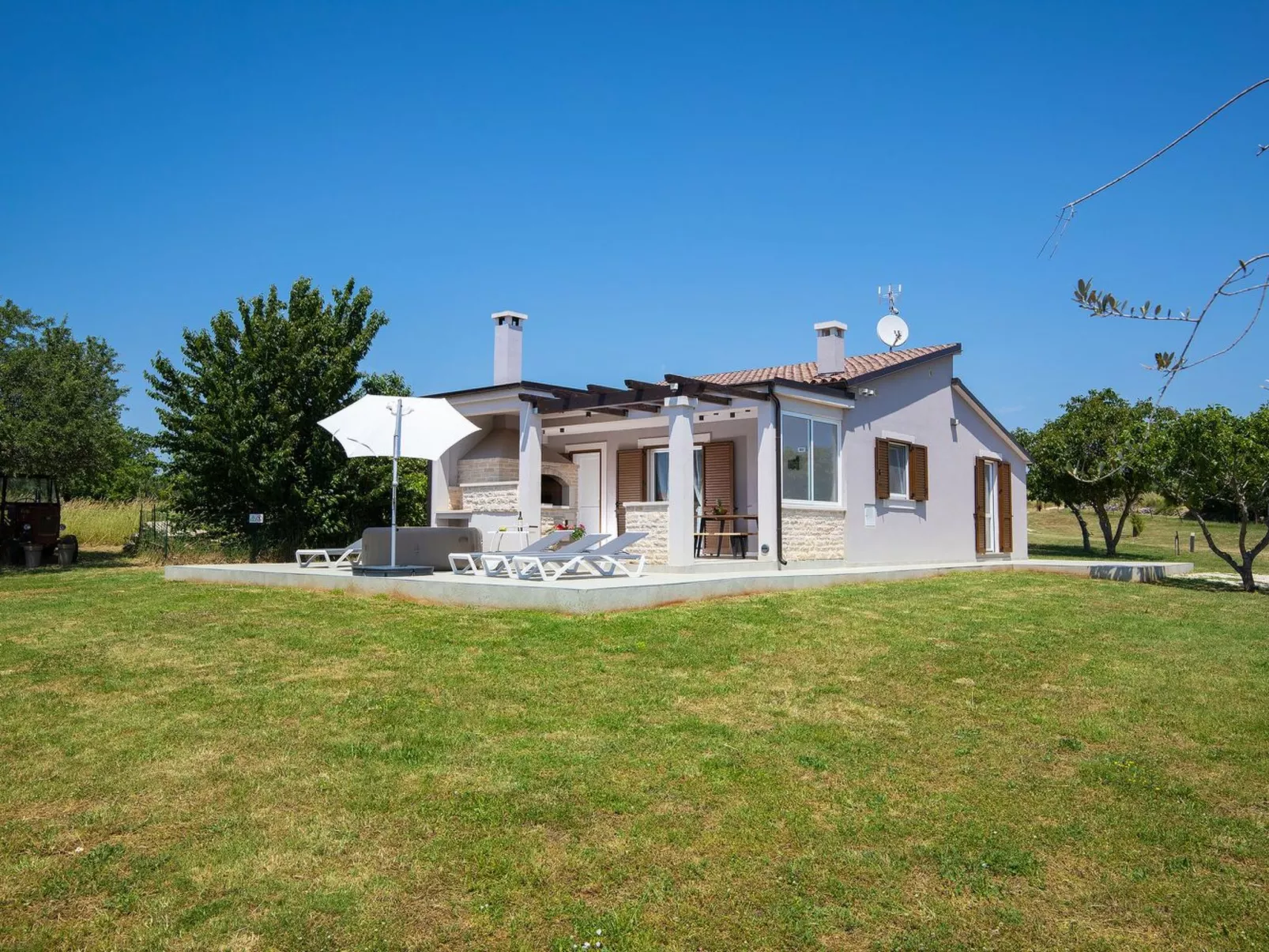 In Pomer mit Parkplatz-Buiten