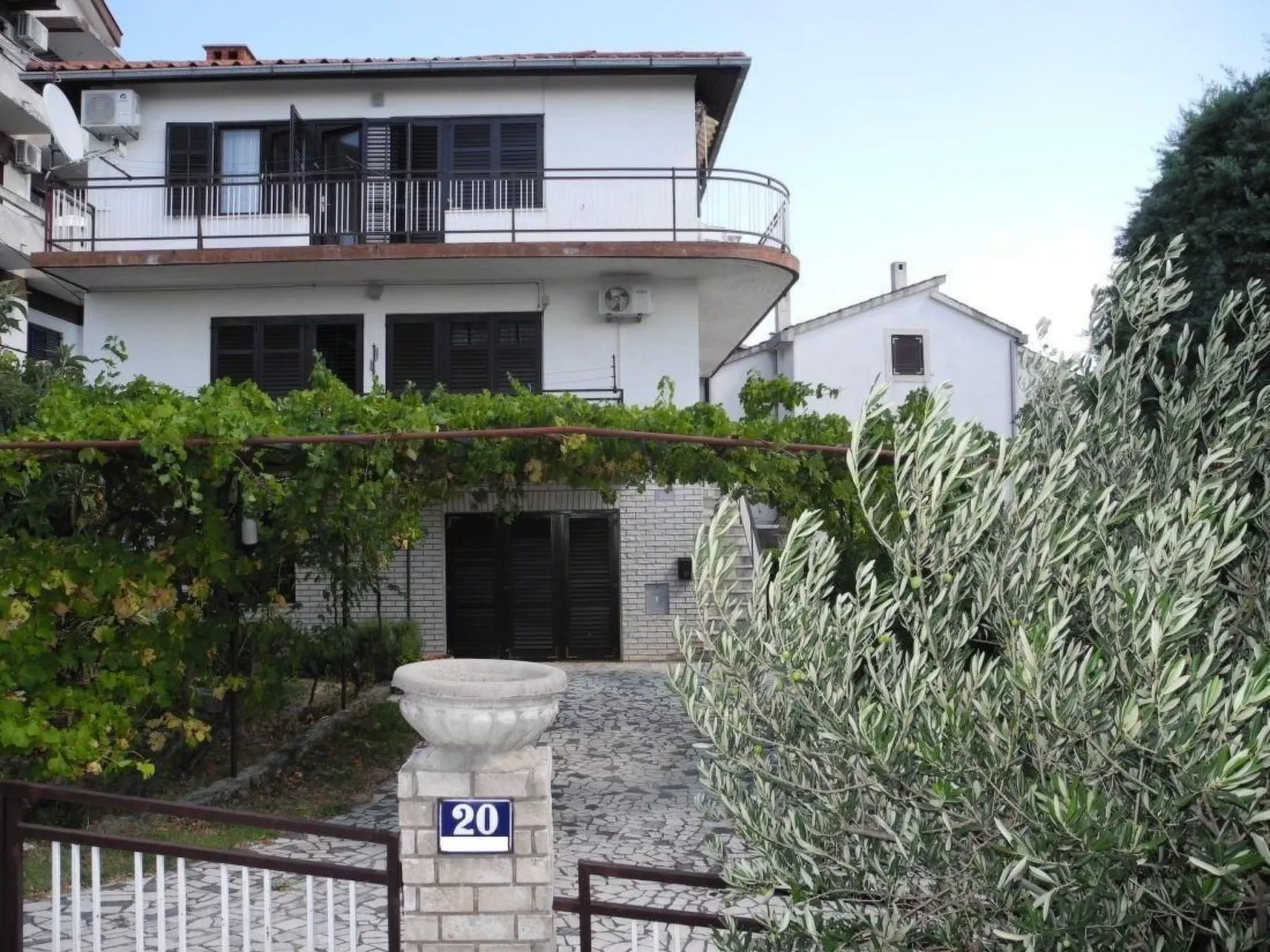 Appartement mit Balkon und Meerblick-Buiten