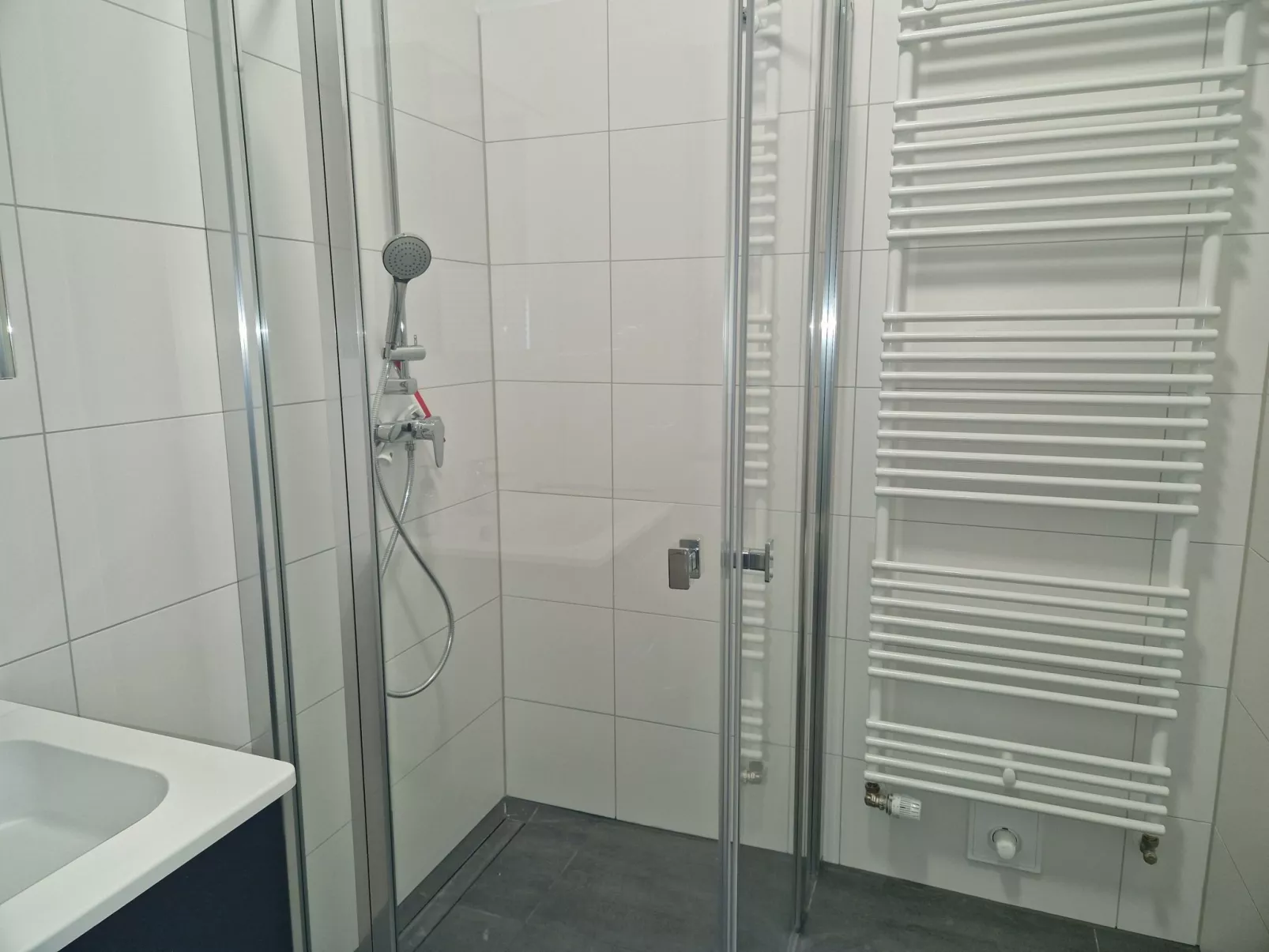 G28 Eingezäuntes Ferienhaus mit Infrarotkabine-Binnen