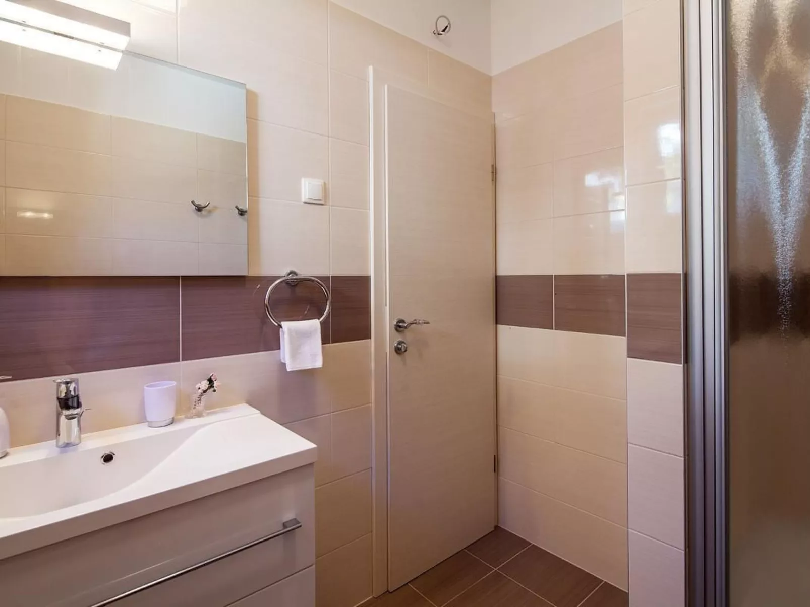 Luxuriöses Ferienhaus mit Pool direkt am Meer-Image-tags.info