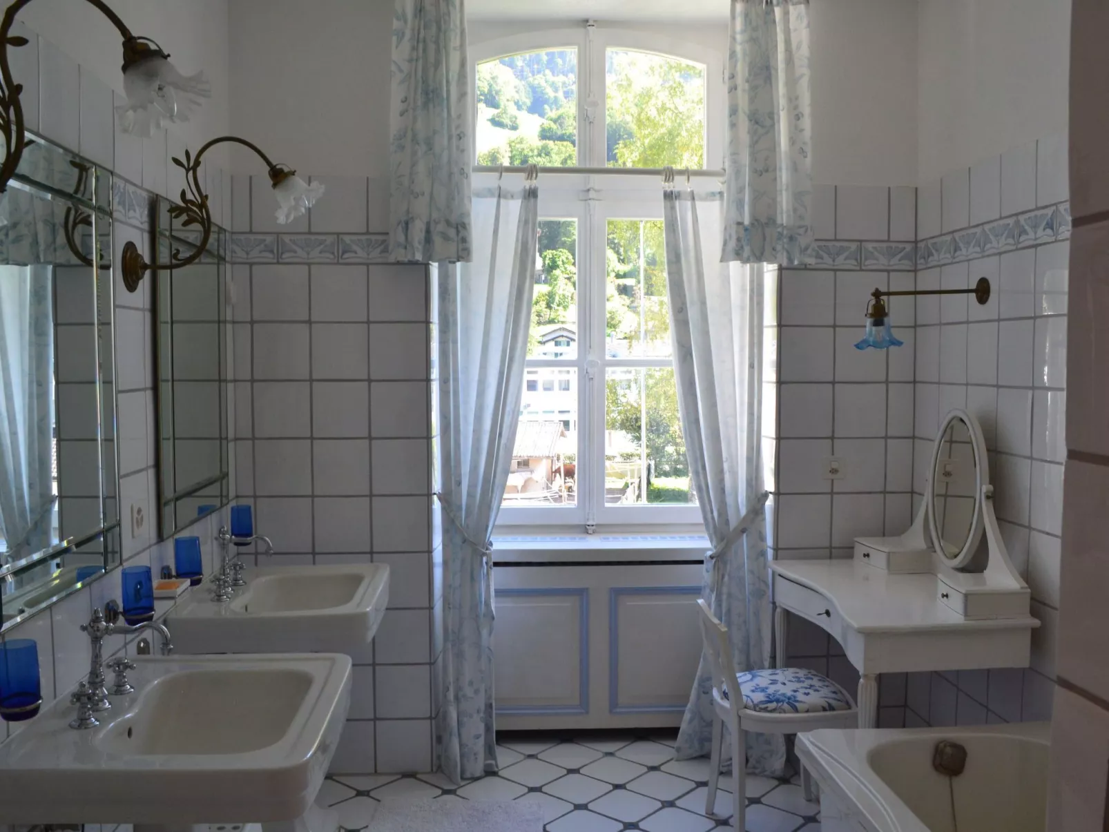 Weisse Villa-Image-tags.info