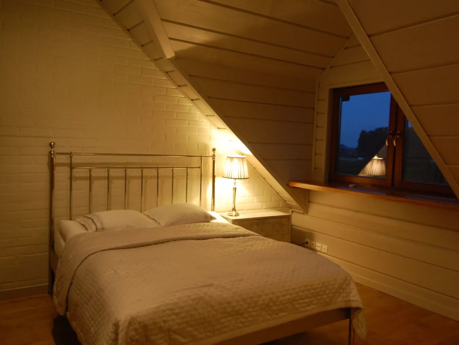 Mit Schwimmbad-Binnen