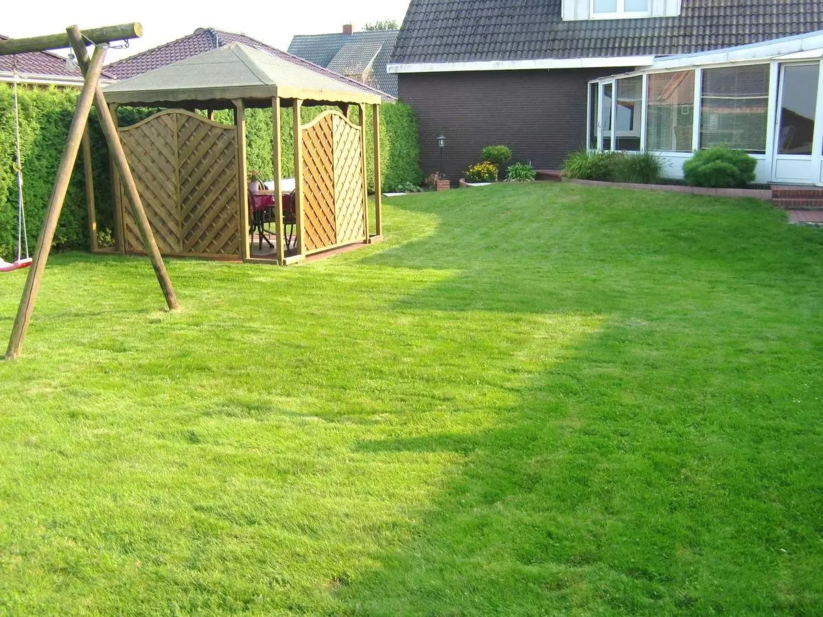 Ferienvilla mit Garten, Grill und Terrasse-Buiten